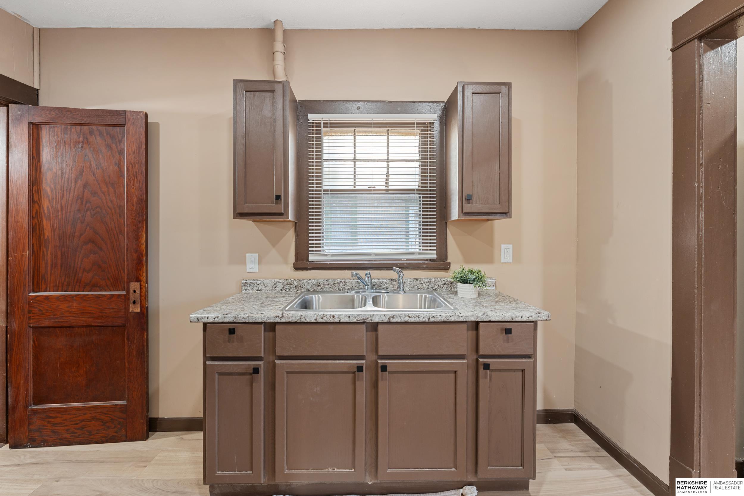 Omaha, Nebraska 68110, United States, 3 Bedrooms Bedrooms, ,1 BathroomBathrooms,Residential,Pending,17880