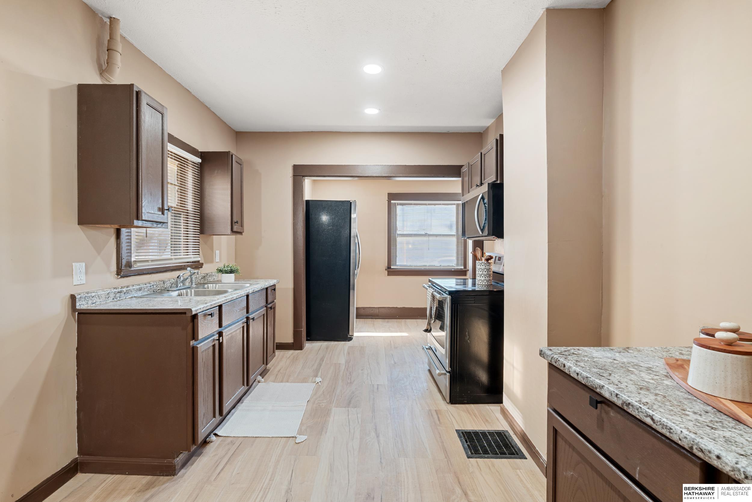 Omaha, Nebraska 68110, United States, 3 Bedrooms Bedrooms, ,1 BathroomBathrooms,Residential,Pending,17880