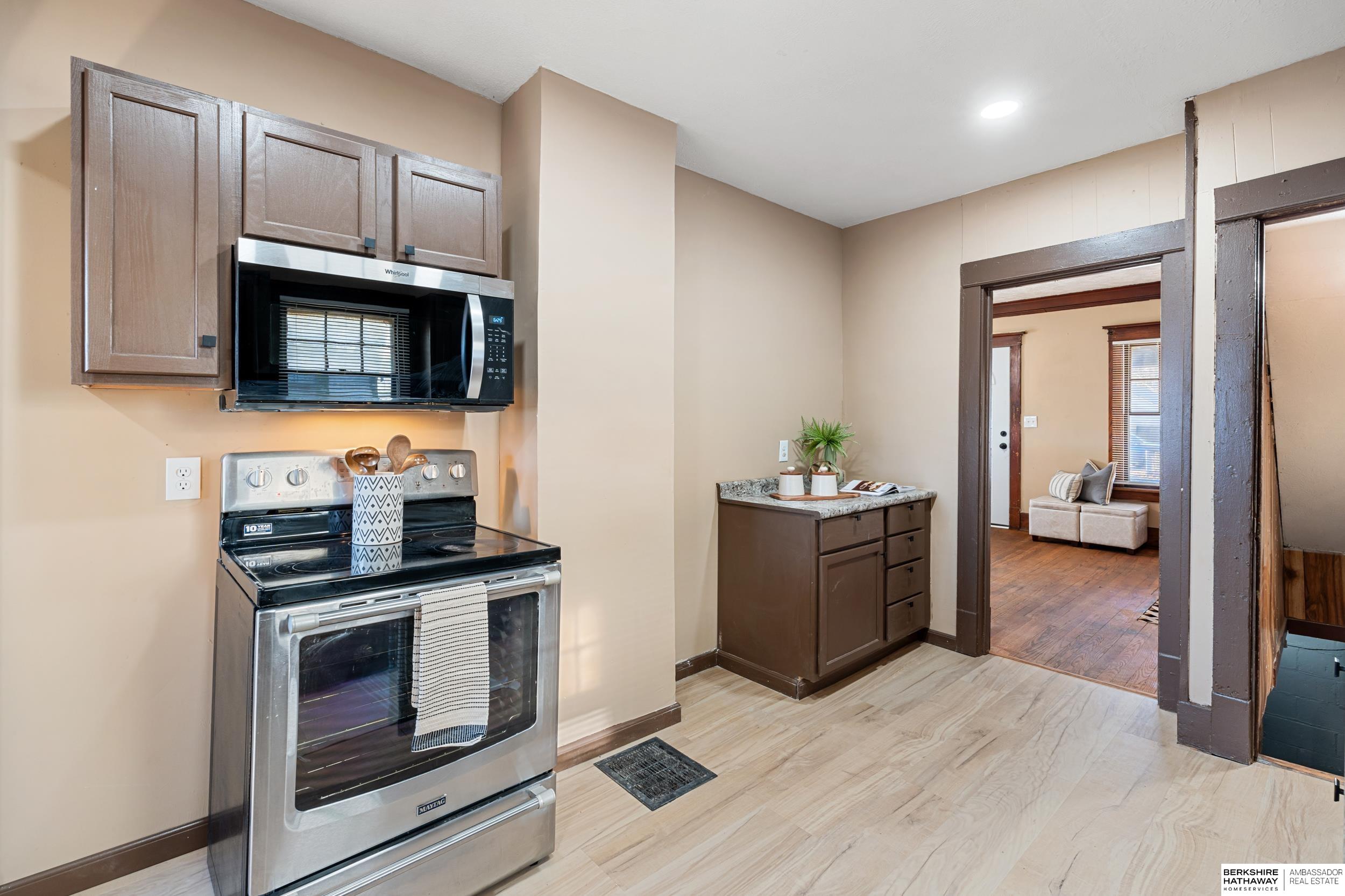 Omaha, Nebraska 68110, United States, 3 Bedrooms Bedrooms, ,1 BathroomBathrooms,Residential,Pending,17880