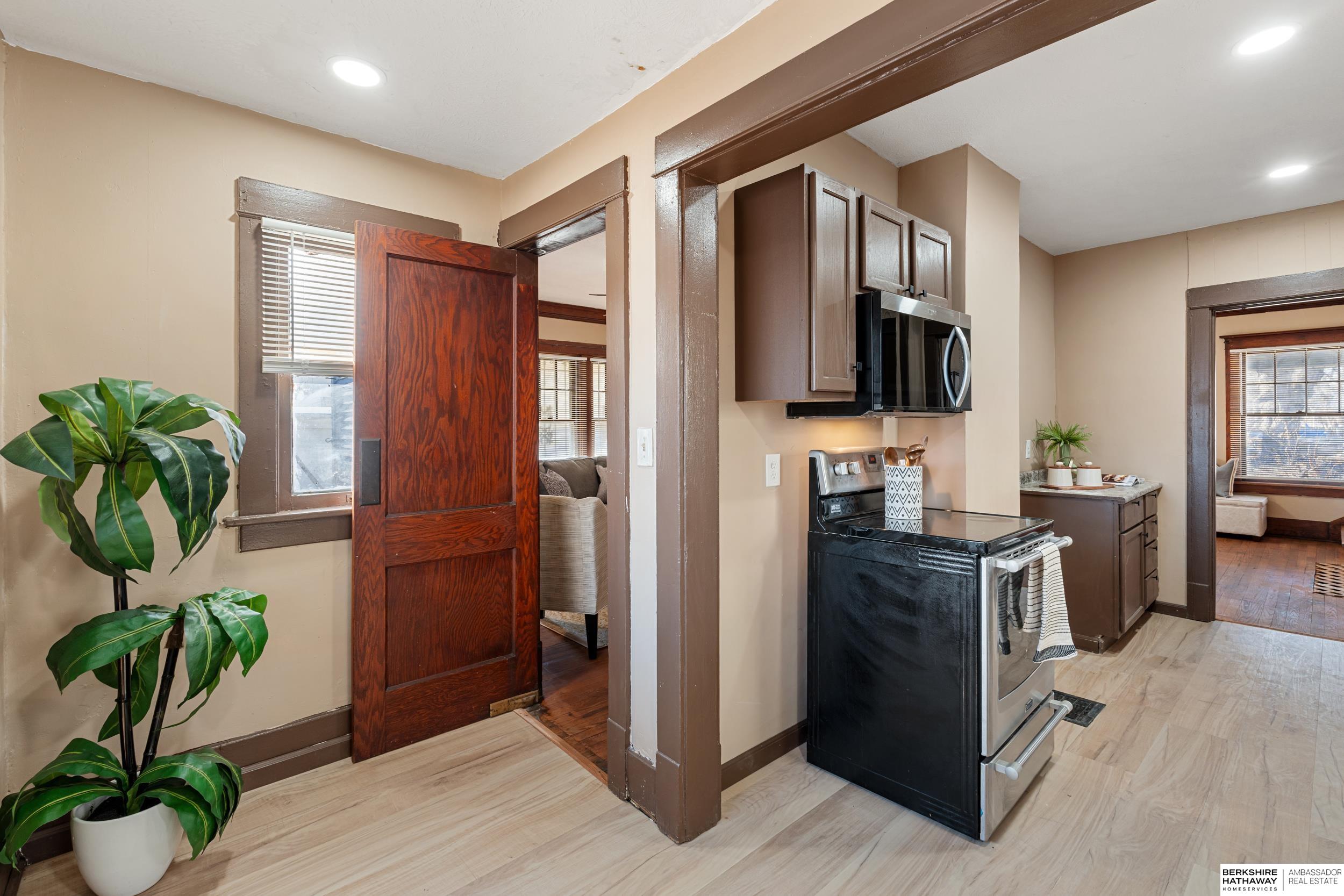 Omaha, Nebraska 68110, United States, 3 Bedrooms Bedrooms, ,1 BathroomBathrooms,Residential,Pending,17880