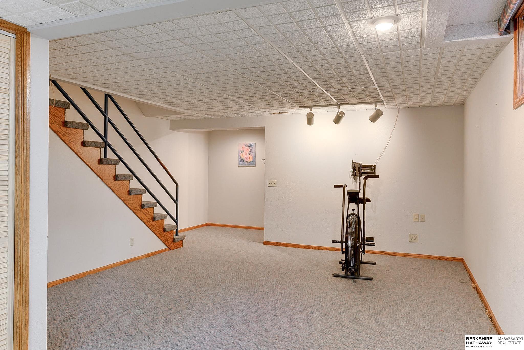 Lincoln, Nebraska 68516, United States, 3 Bedrooms Bedrooms, ,3 BathroomsBathrooms,Residential,Active,99039