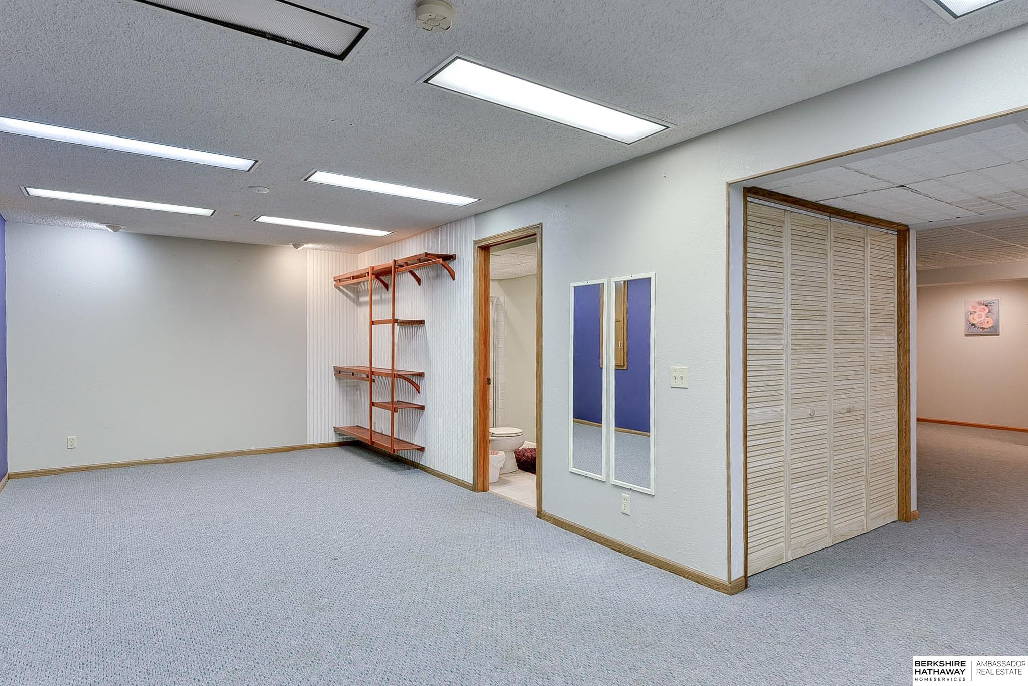 Lincoln, Nebraska 68516, United States, 3 Bedrooms Bedrooms, ,3 BathroomsBathrooms,Residential,Active,99039