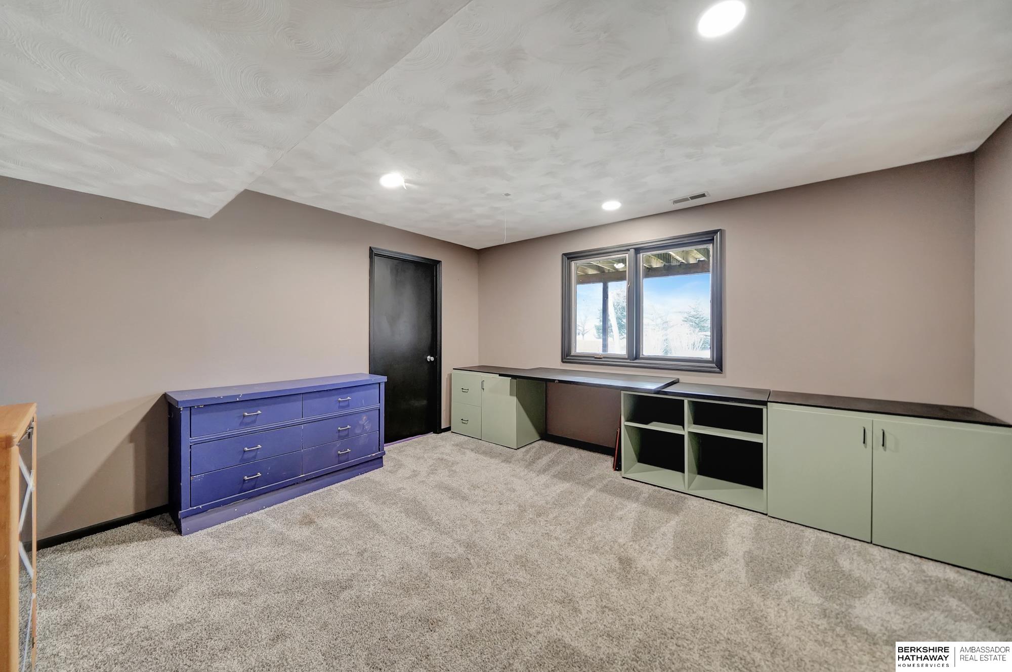 Lincoln, Nebraska 68506, United States, 4 Bedrooms Bedrooms, ,4 BathroomsBathrooms,Residential,Pending,8783