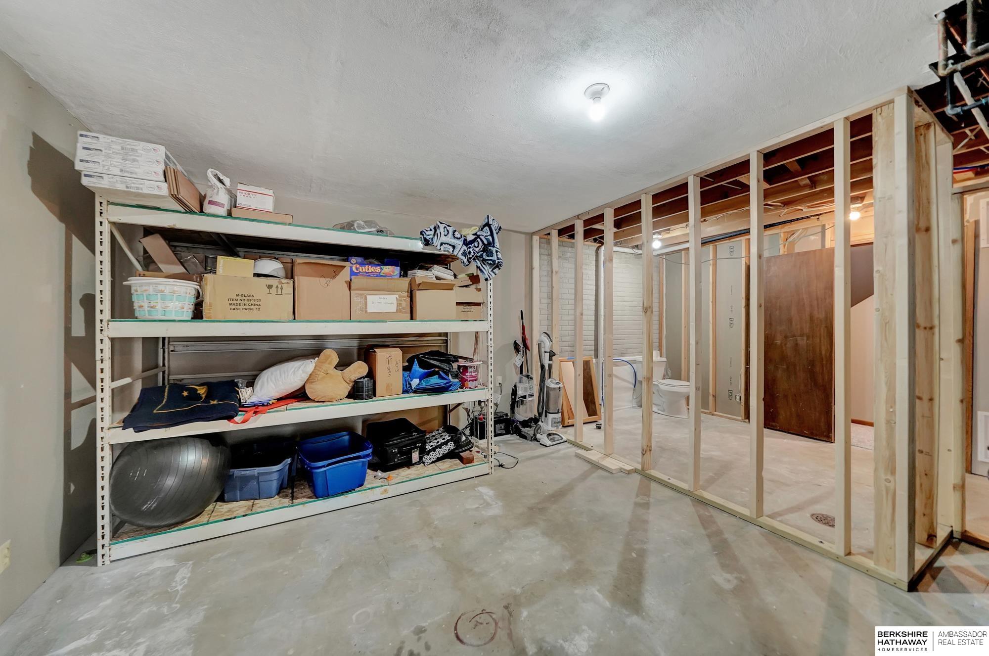 Lincoln, Nebraska 68506, United States, 4 Bedrooms Bedrooms, ,4 BathroomsBathrooms,Residential,Pending,8783