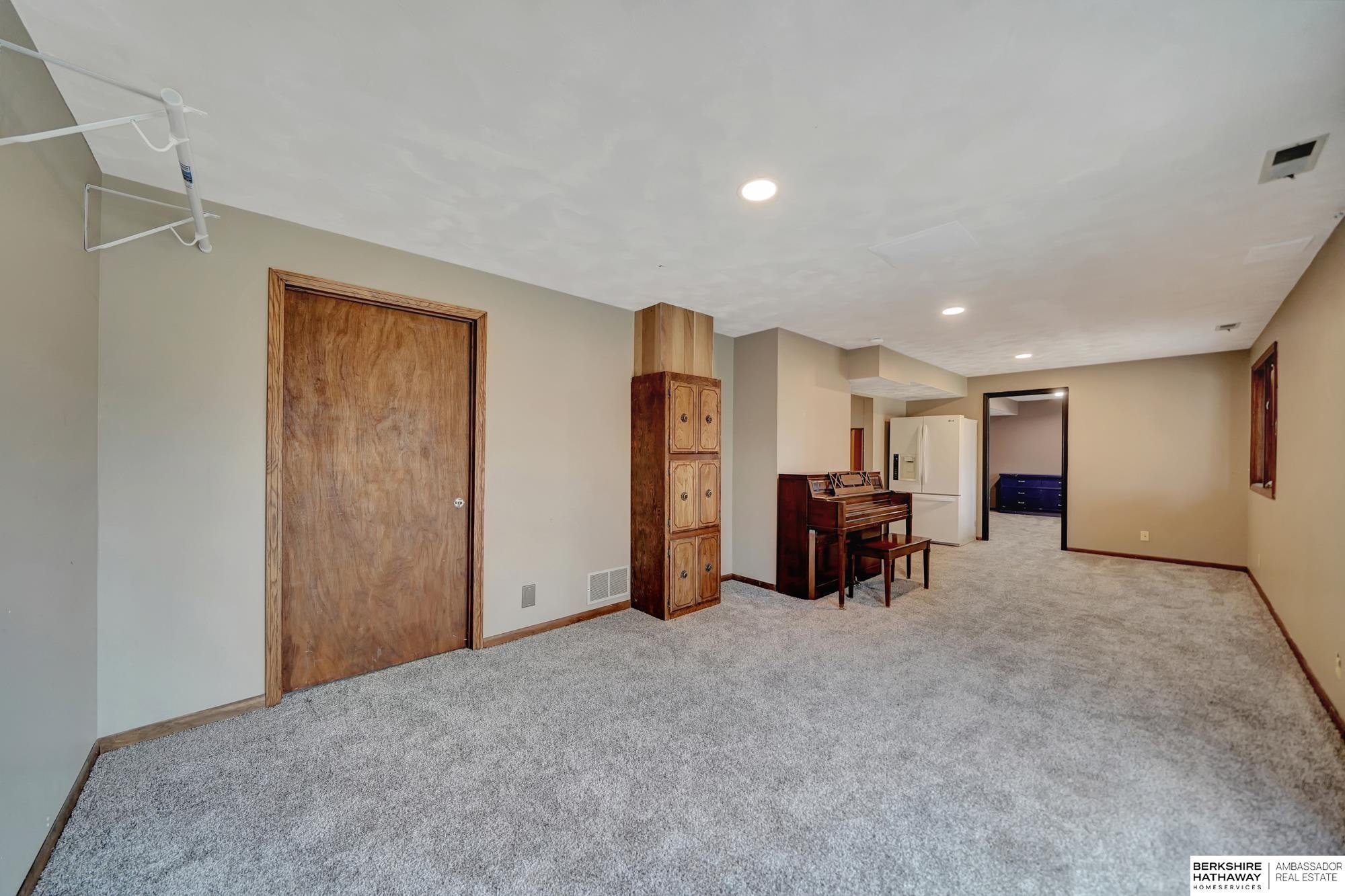 Lincoln, Nebraska 68506, United States, 4 Bedrooms Bedrooms, ,4 BathroomsBathrooms,Residential,Pending,8783