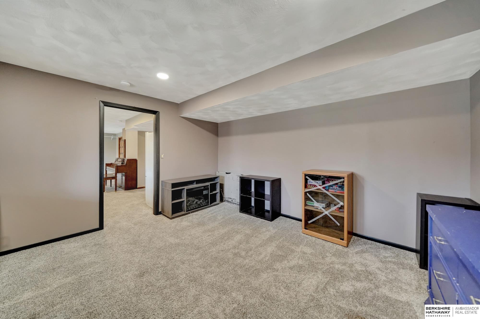 Lincoln, Nebraska 68506, United States, 4 Bedrooms Bedrooms, ,4 BathroomsBathrooms,Residential,Pending,8783