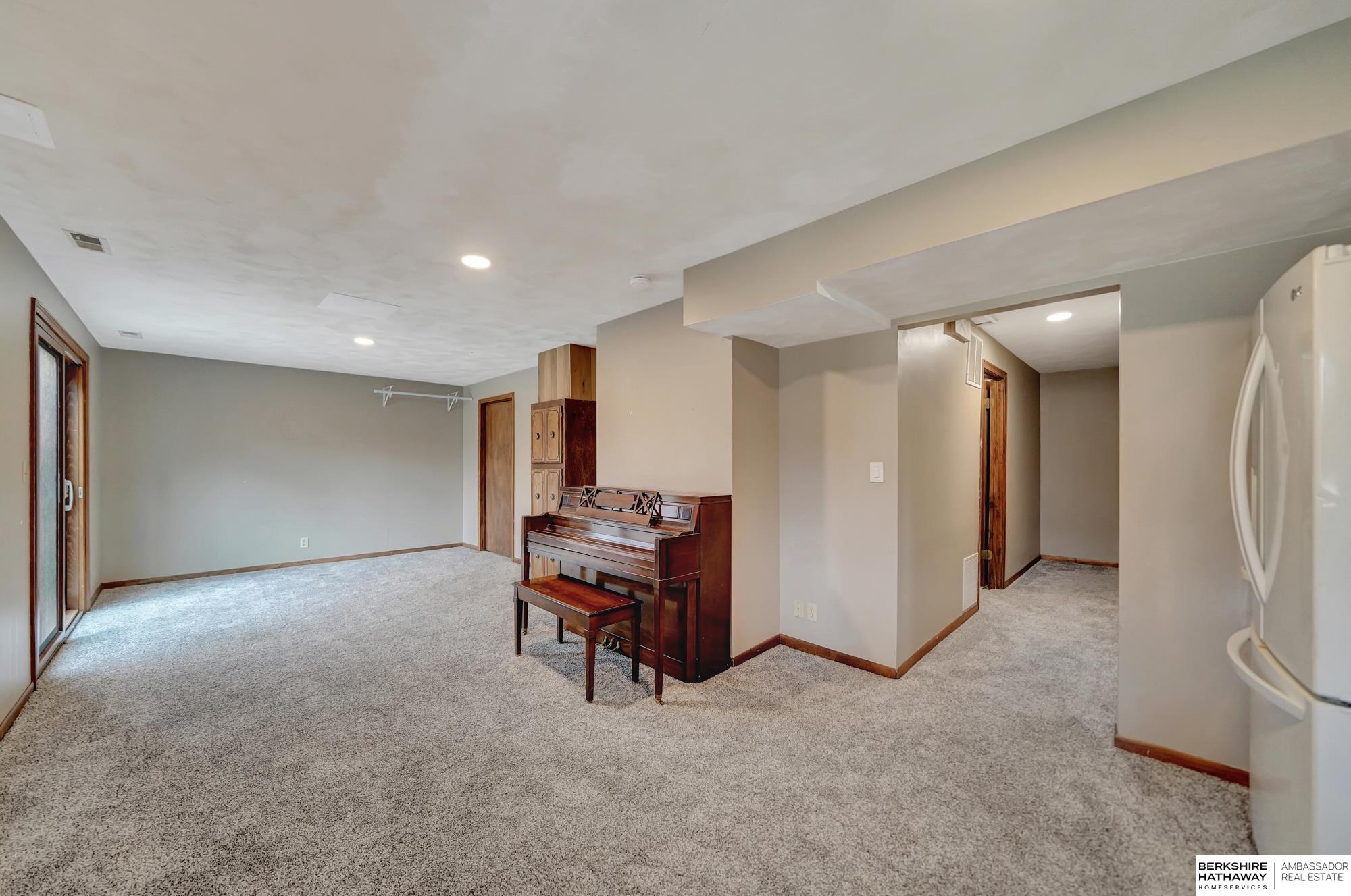 Lincoln, Nebraska 68506, United States, 4 Bedrooms Bedrooms, ,4 BathroomsBathrooms,Residential,Pending,8783