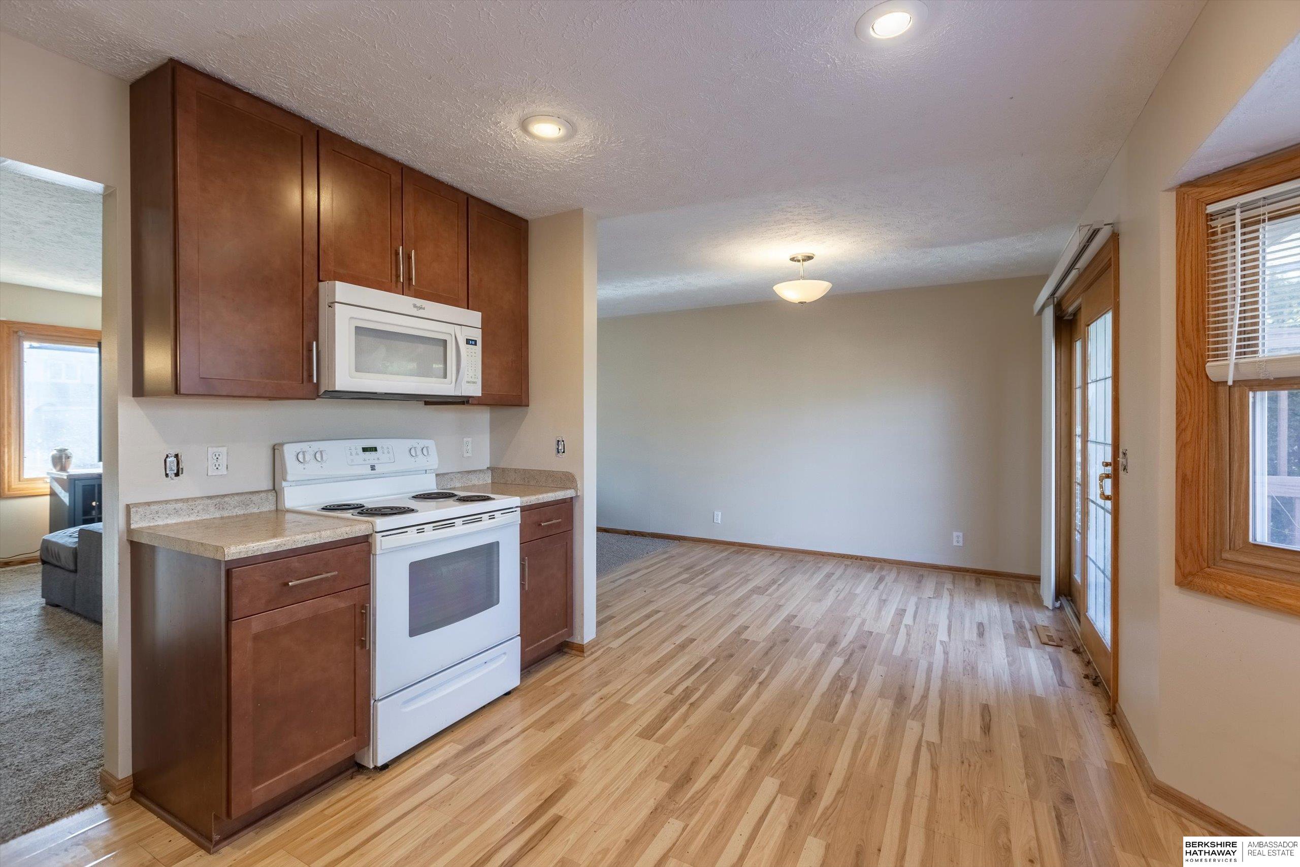 Omaha, Nebraska 68164, United States, 3 Bedrooms Bedrooms, ,3 BathroomsBathrooms,Residential,Pending,85002