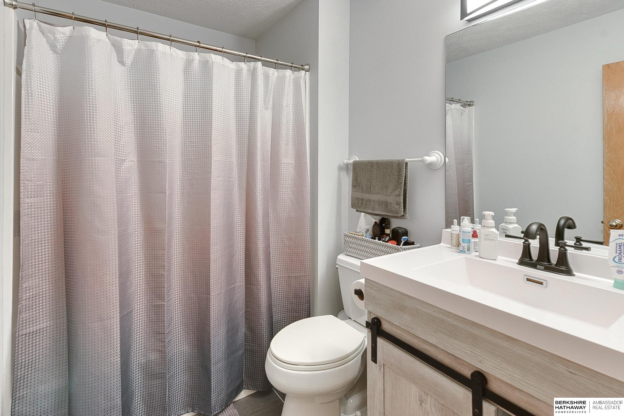 Omaha, Nebraska 68122, United States, 3 Bedrooms Bedrooms, ,3 BathroomsBathrooms,Residential,Pending,114711