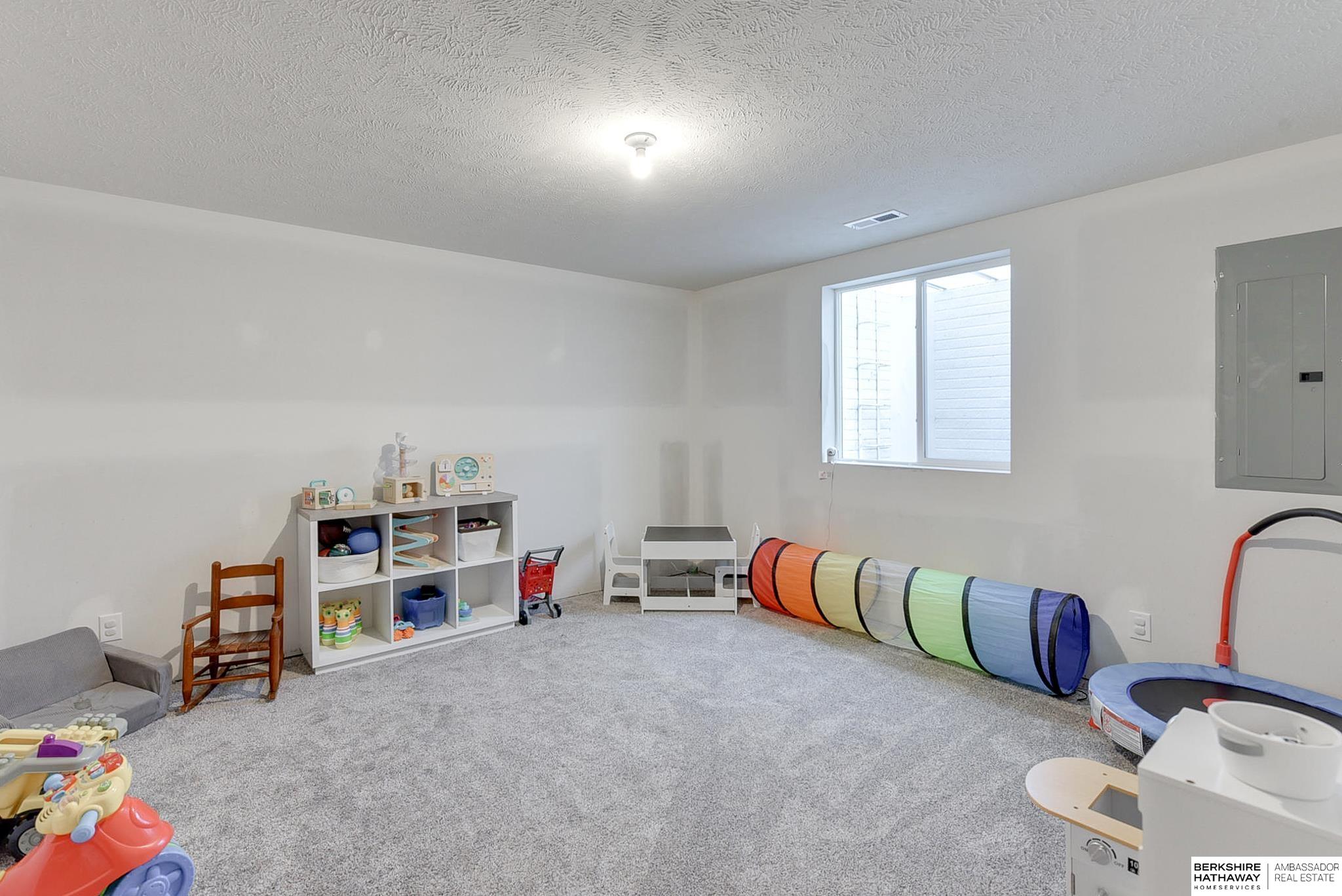 Bennington, Nebraska 68007, United States, 4 Bedrooms Bedrooms, ,1 BathroomBathrooms,Residential,Active,120045