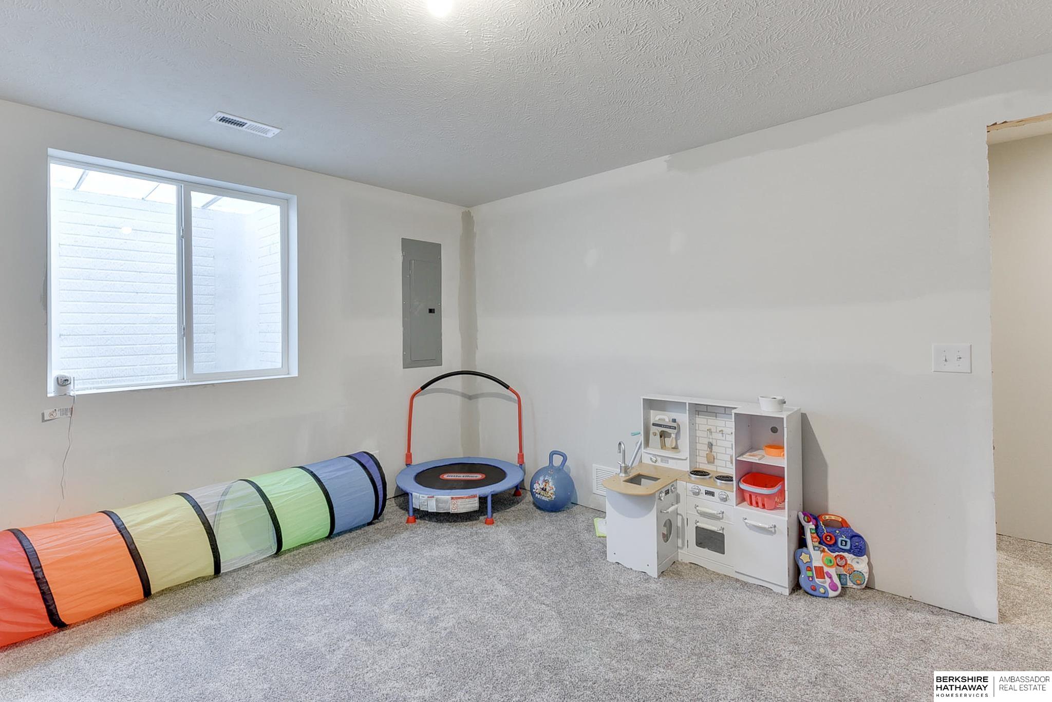 Bennington, Nebraska 68007, United States, 4 Bedrooms Bedrooms, ,1 BathroomBathrooms,Residential,Active,120045