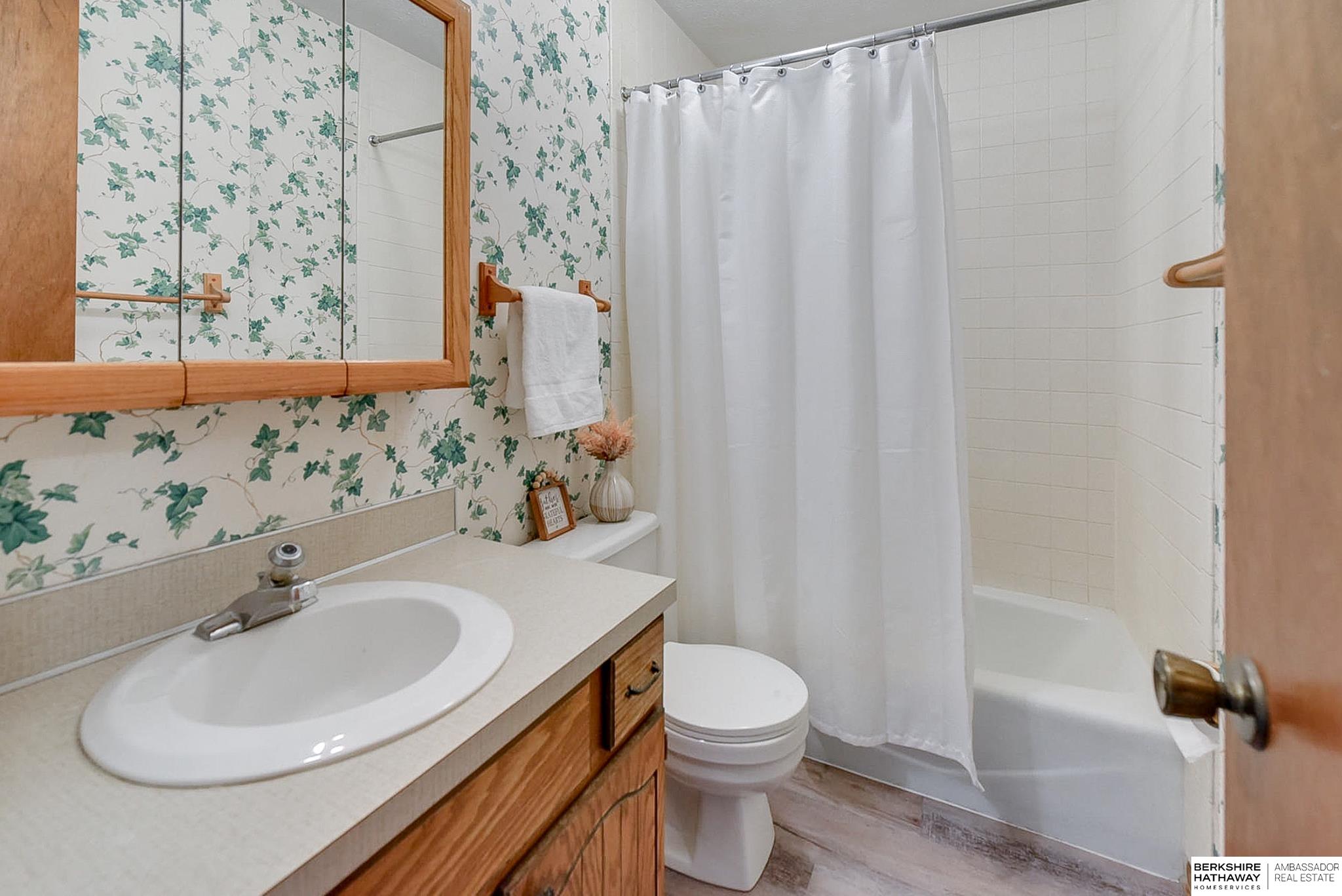 Omaha, Nebraska 68164, United States, 3 Bedrooms Bedrooms, ,2 BathroomsBathrooms,Residential,Pending,20516