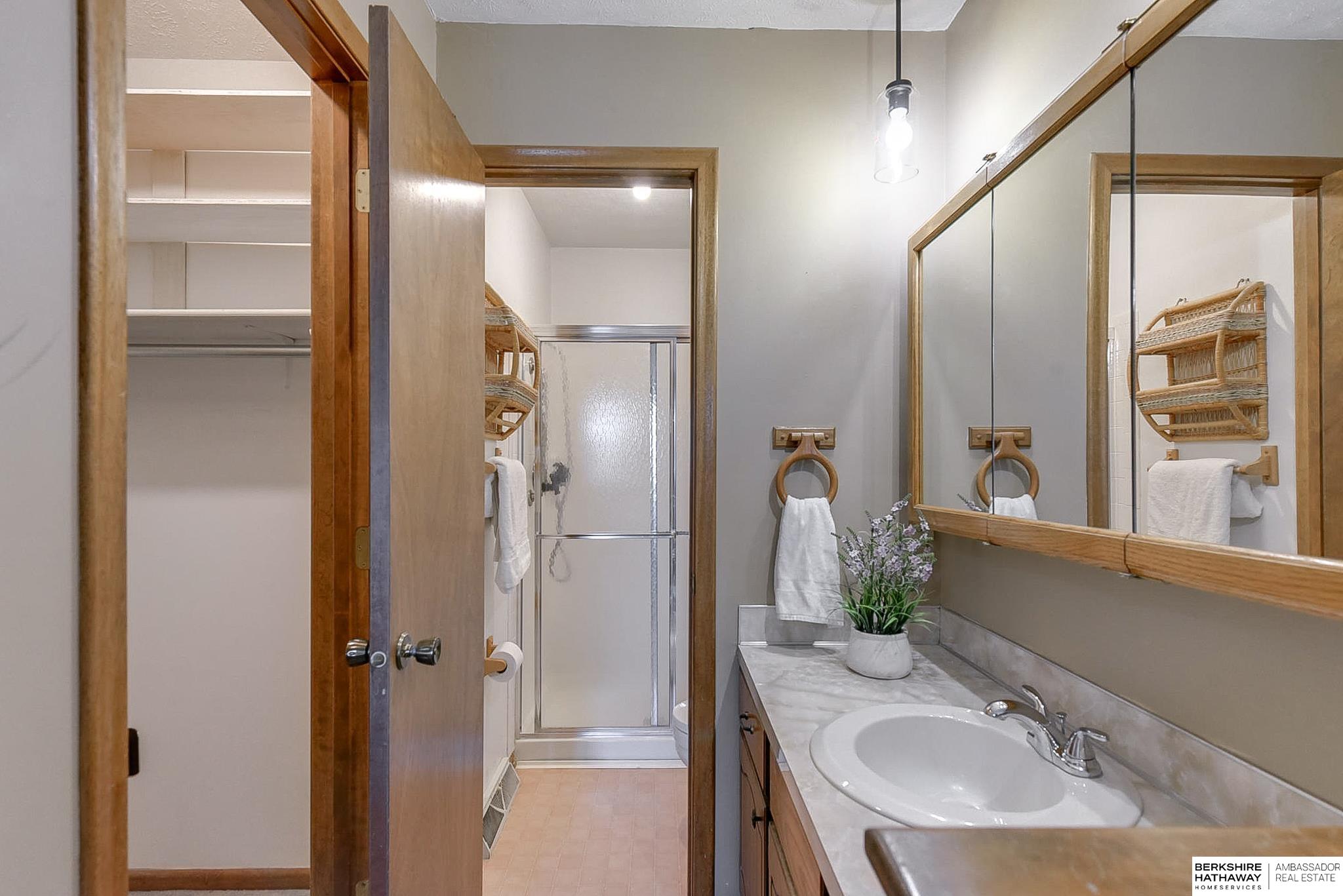 Omaha, Nebraska 68164, United States, 3 Bedrooms Bedrooms, ,2 BathroomsBathrooms,Residential,Pending,20516