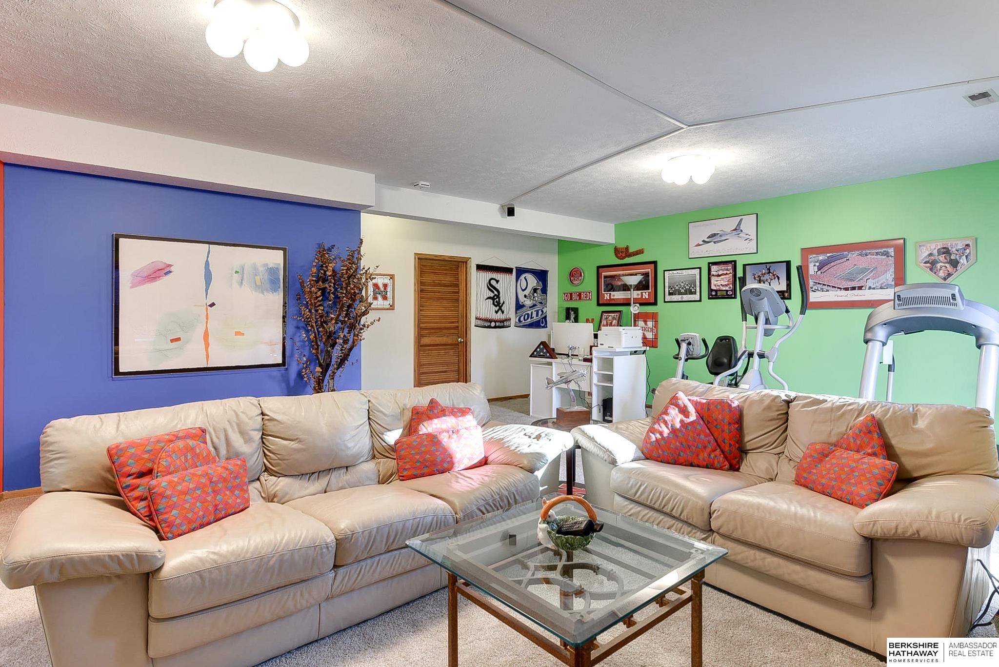 Omaha, Nebraska 68164, United States, 4 Bedrooms Bedrooms, ,3 BathroomsBathrooms,Residential,Pending,11684