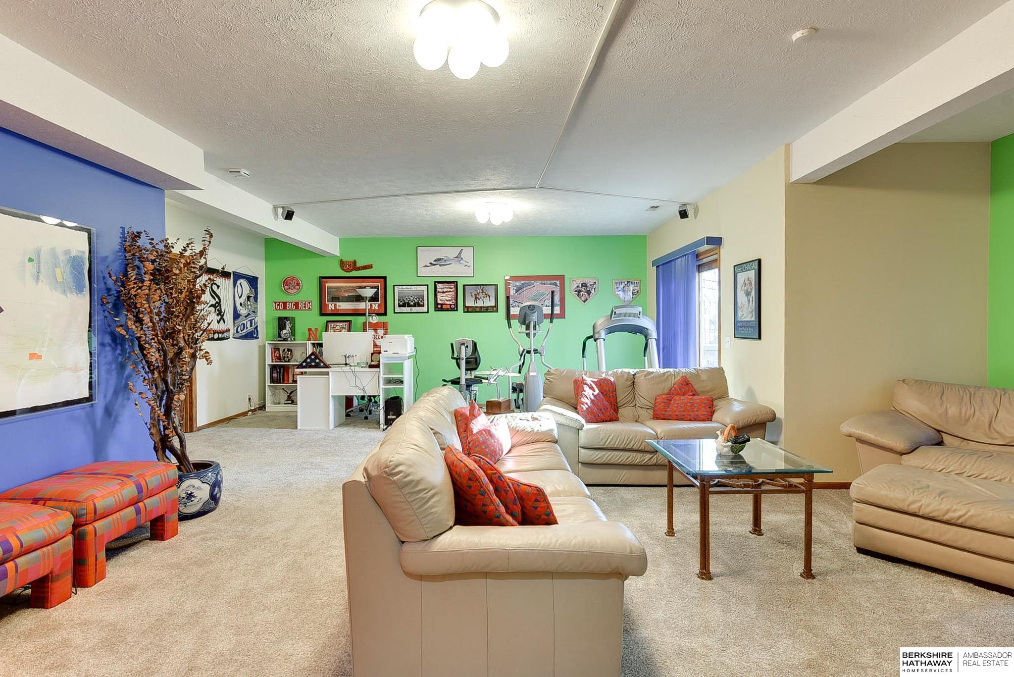 Omaha, Nebraska 68164, United States, 4 Bedrooms Bedrooms, ,3 BathroomsBathrooms,Residential,Pending,11684