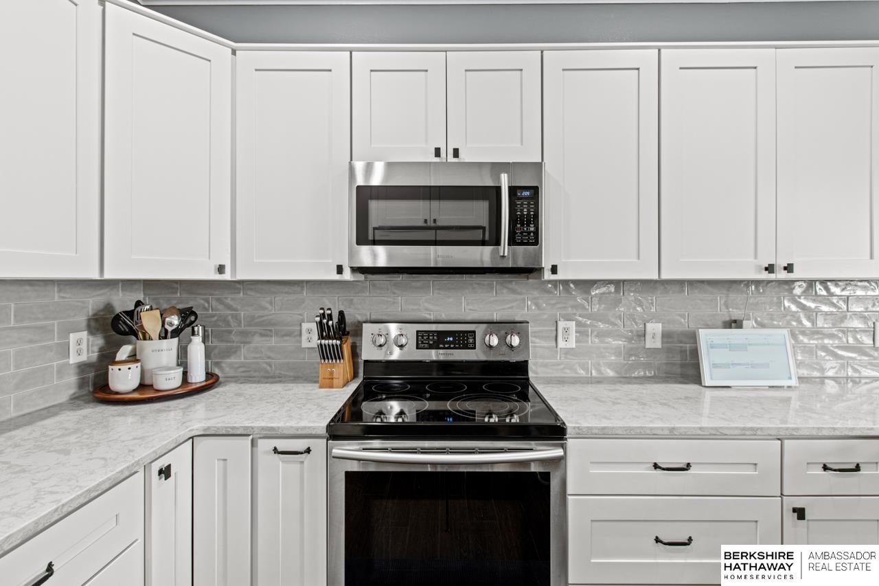 Omaha, Nebraska 68164, United States, 4 Bedrooms Bedrooms, ,4 BathroomsBathrooms,Residential,Pending,986