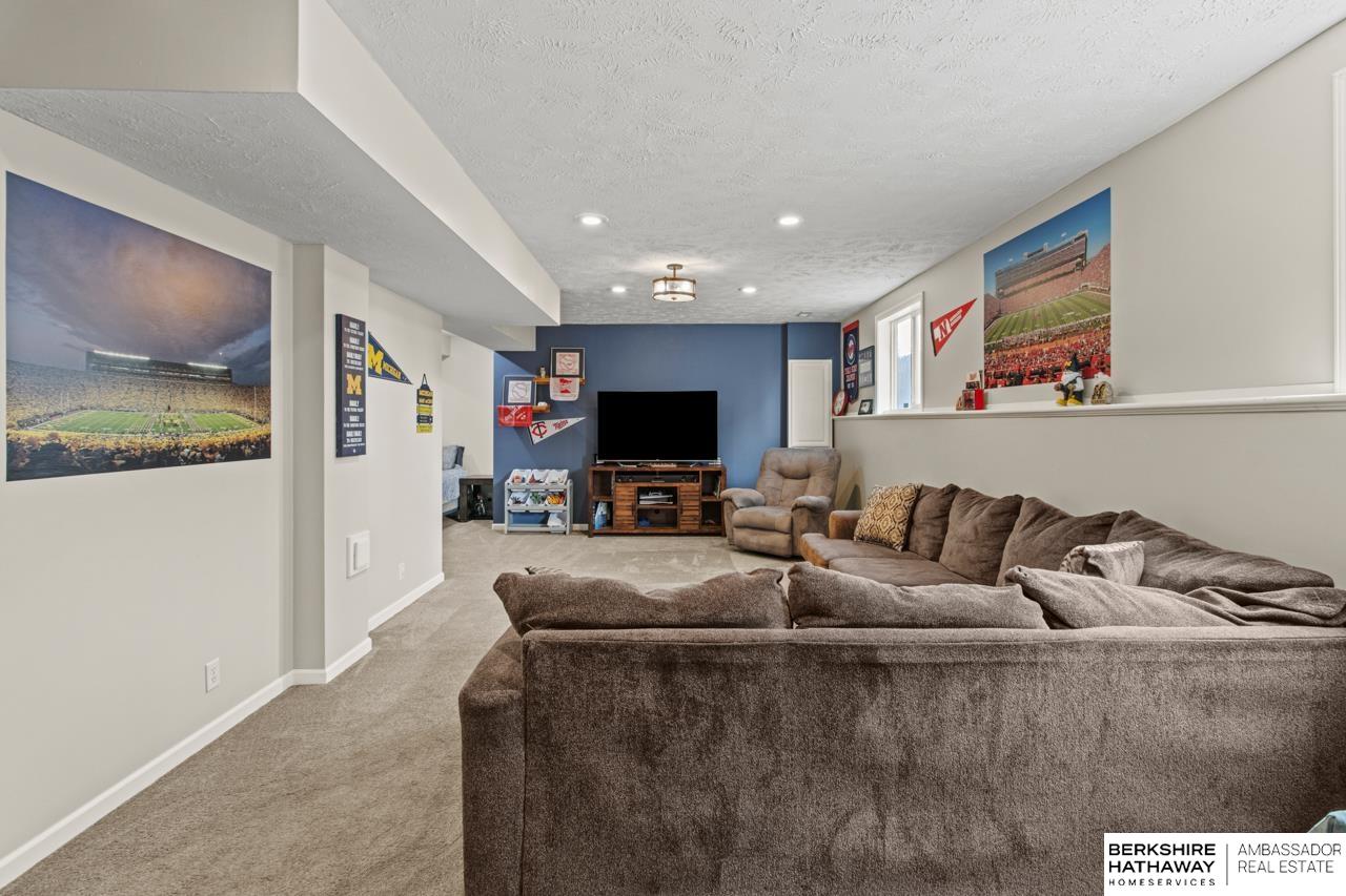 Omaha, Nebraska 68164, United States, 4 Bedrooms Bedrooms, ,4 BathroomsBathrooms,Residential,Pending,986