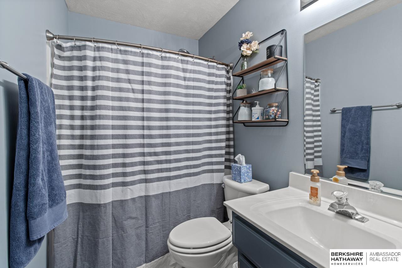 Omaha, Nebraska 68164, United States, 4 Bedrooms Bedrooms, ,4 BathroomsBathrooms,Residential,Pending,986