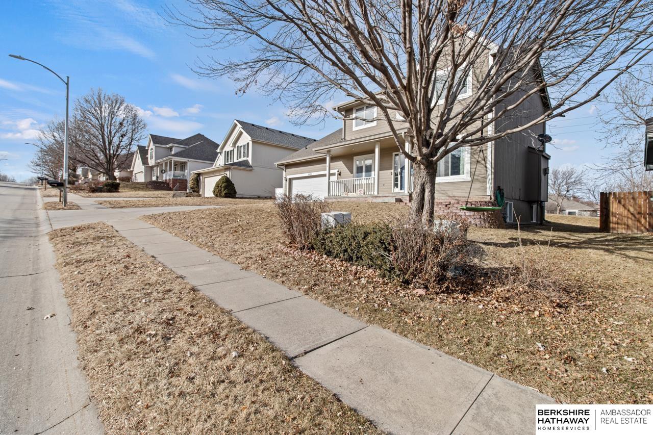 Omaha, Nebraska 68164, United States, 4 Bedrooms Bedrooms, ,4 BathroomsBathrooms,Residential,Pending,986