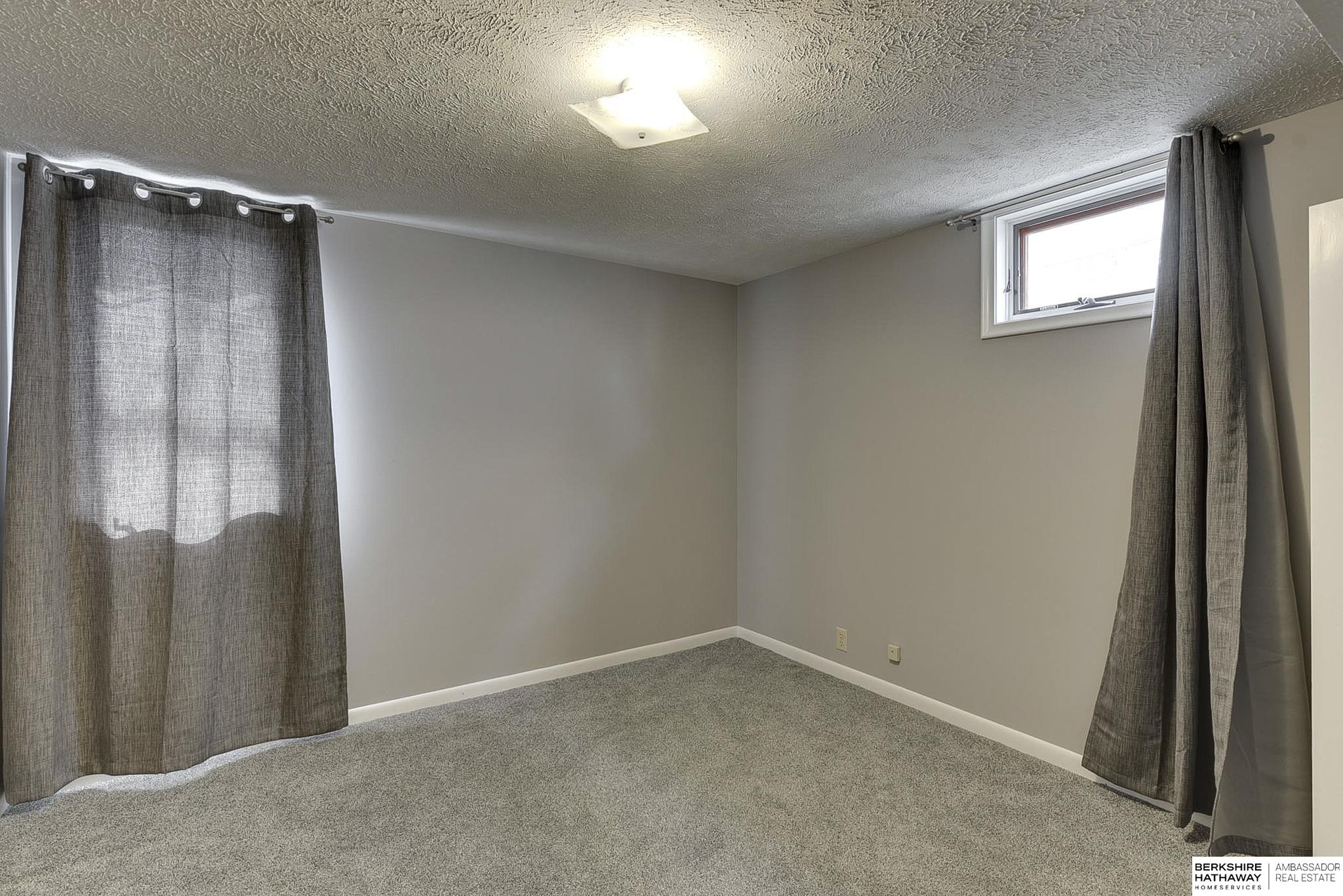 Omaha, Nebraska 68124, United States, 3 Bedrooms Bedrooms, ,2 BathroomsBathrooms,Residential,Pending,81641