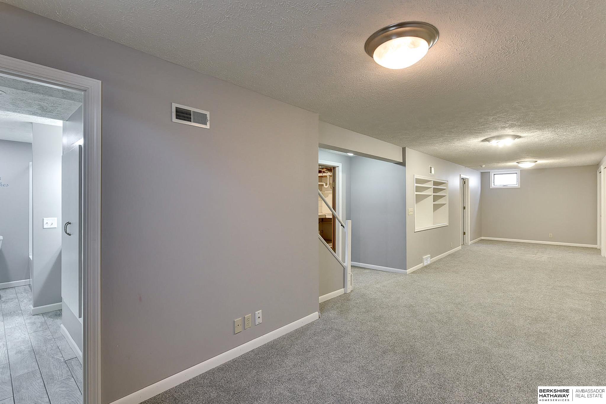 Omaha, Nebraska 68124, United States, 3 Bedrooms Bedrooms, ,2 BathroomsBathrooms,Residential,Pending,81641