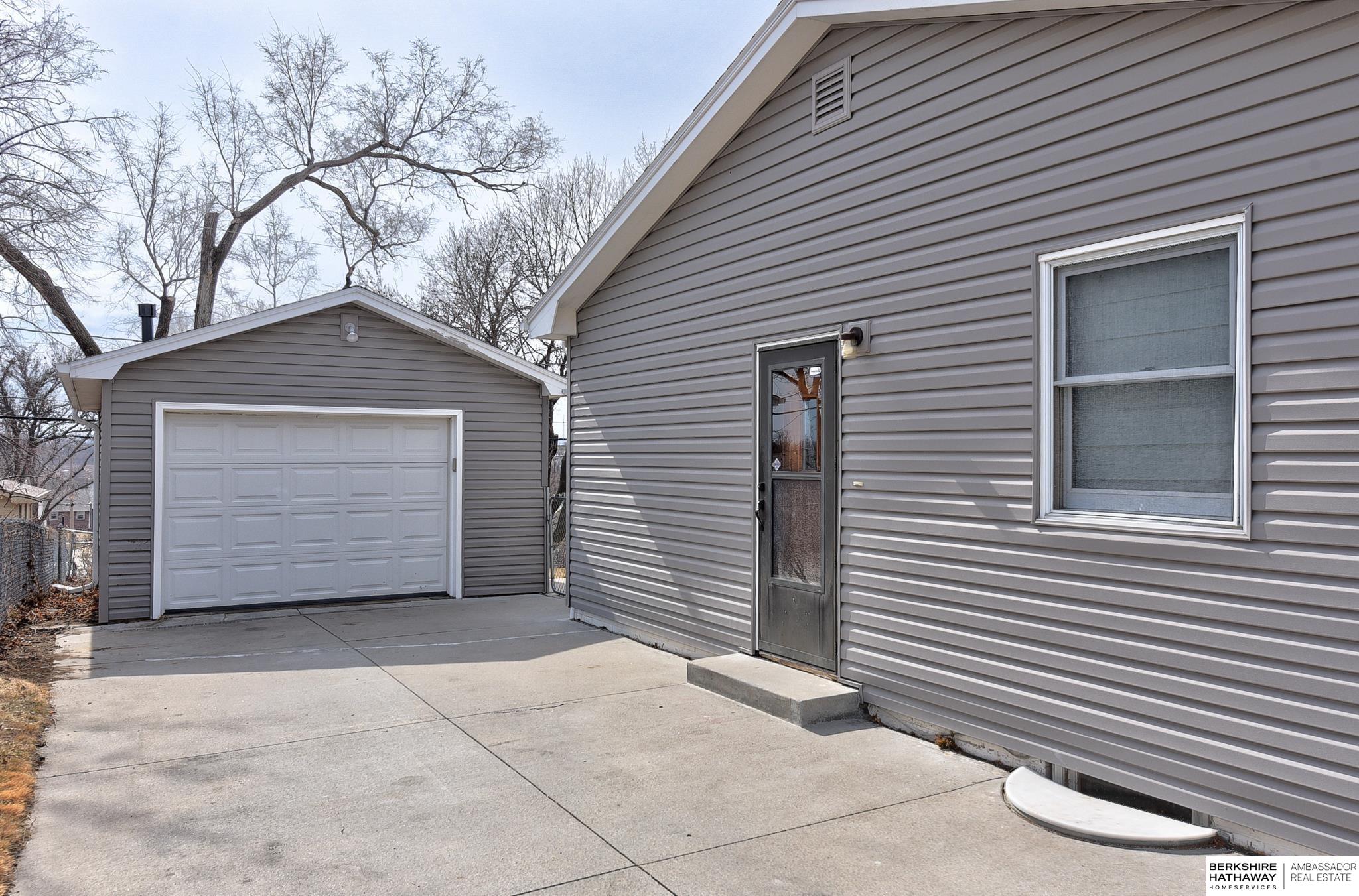 Omaha, Nebraska 68124, United States, 3 Bedrooms Bedrooms, ,2 BathroomsBathrooms,Residential,Pending,81641