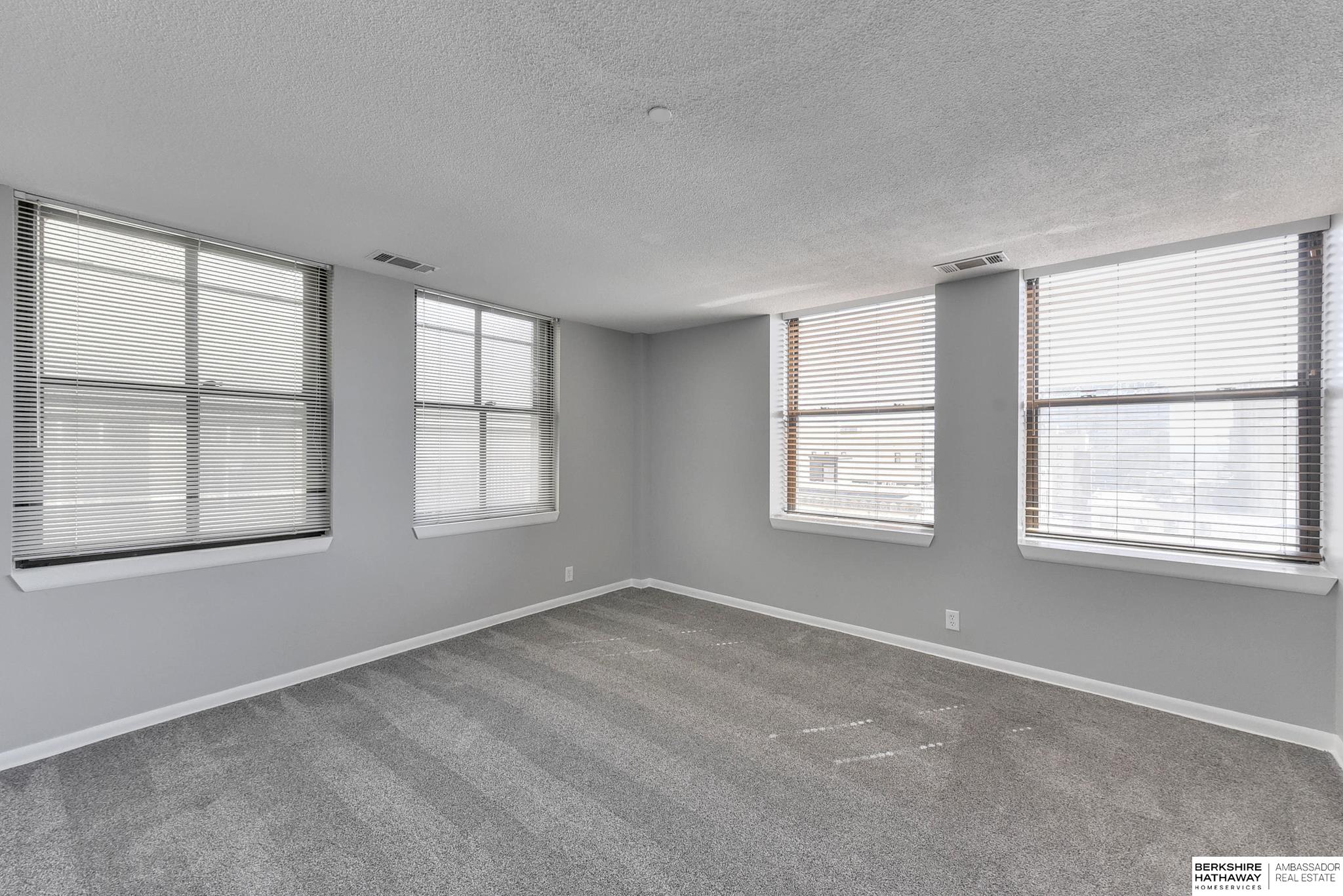 Omaha, Nebraska 68102, United States, 2 Bedrooms Bedrooms, ,2 BathroomsBathrooms,Residential,Active,54427