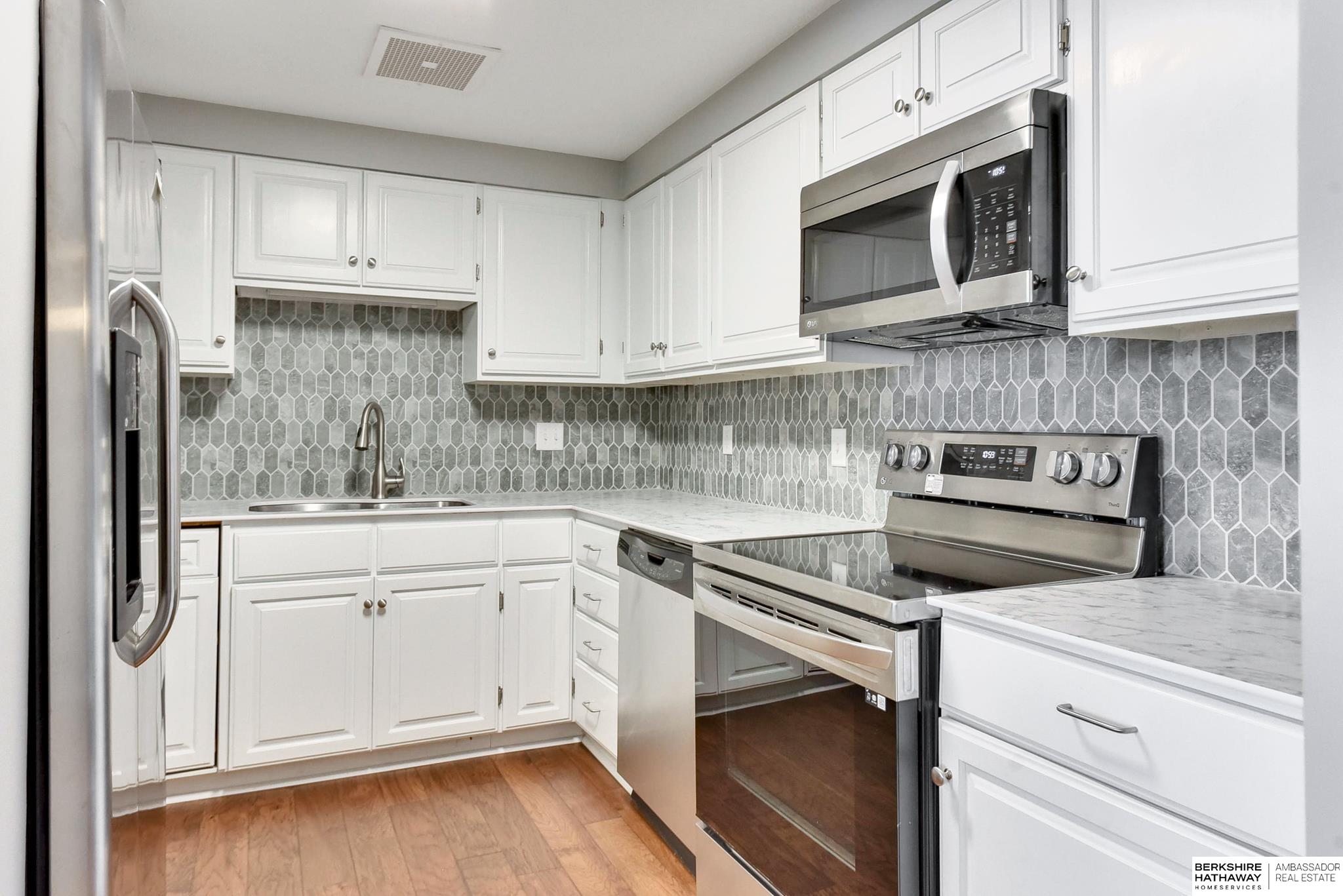 Omaha, Nebraska 68102, United States, 2 Bedrooms Bedrooms, ,2 BathroomsBathrooms,Residential,Active,54427