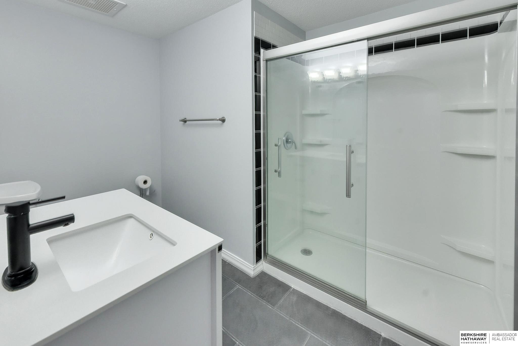 Omaha, Nebraska 68102, United States, 2 Bedrooms Bedrooms, ,2 BathroomsBathrooms,Residential,Active,54427