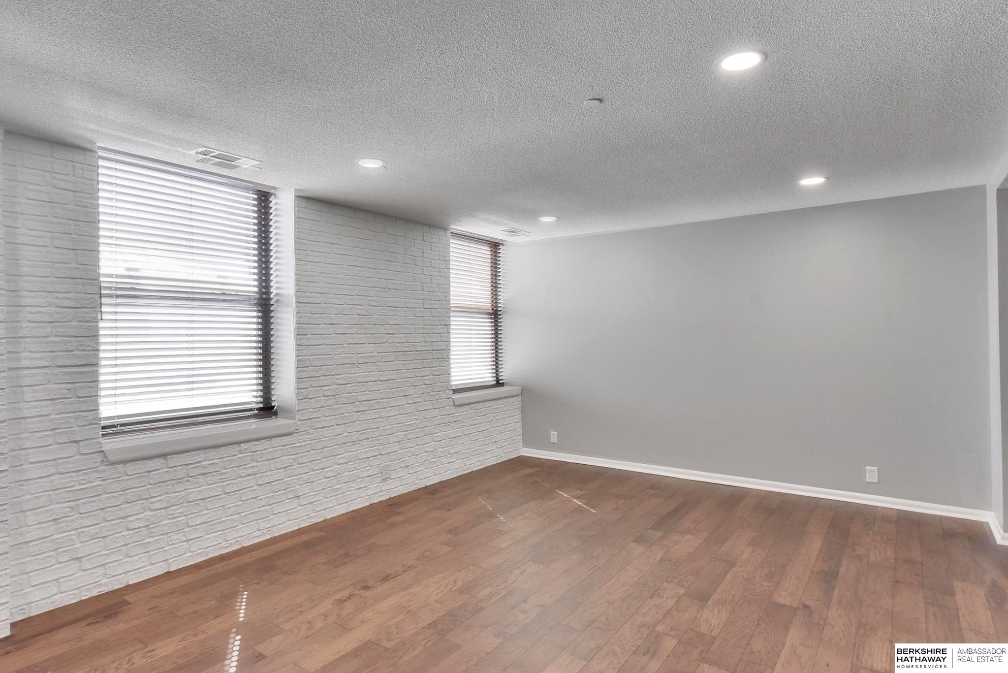 Omaha, Nebraska 68102, United States, 2 Bedrooms Bedrooms, ,2 BathroomsBathrooms,Residential,Active,54427