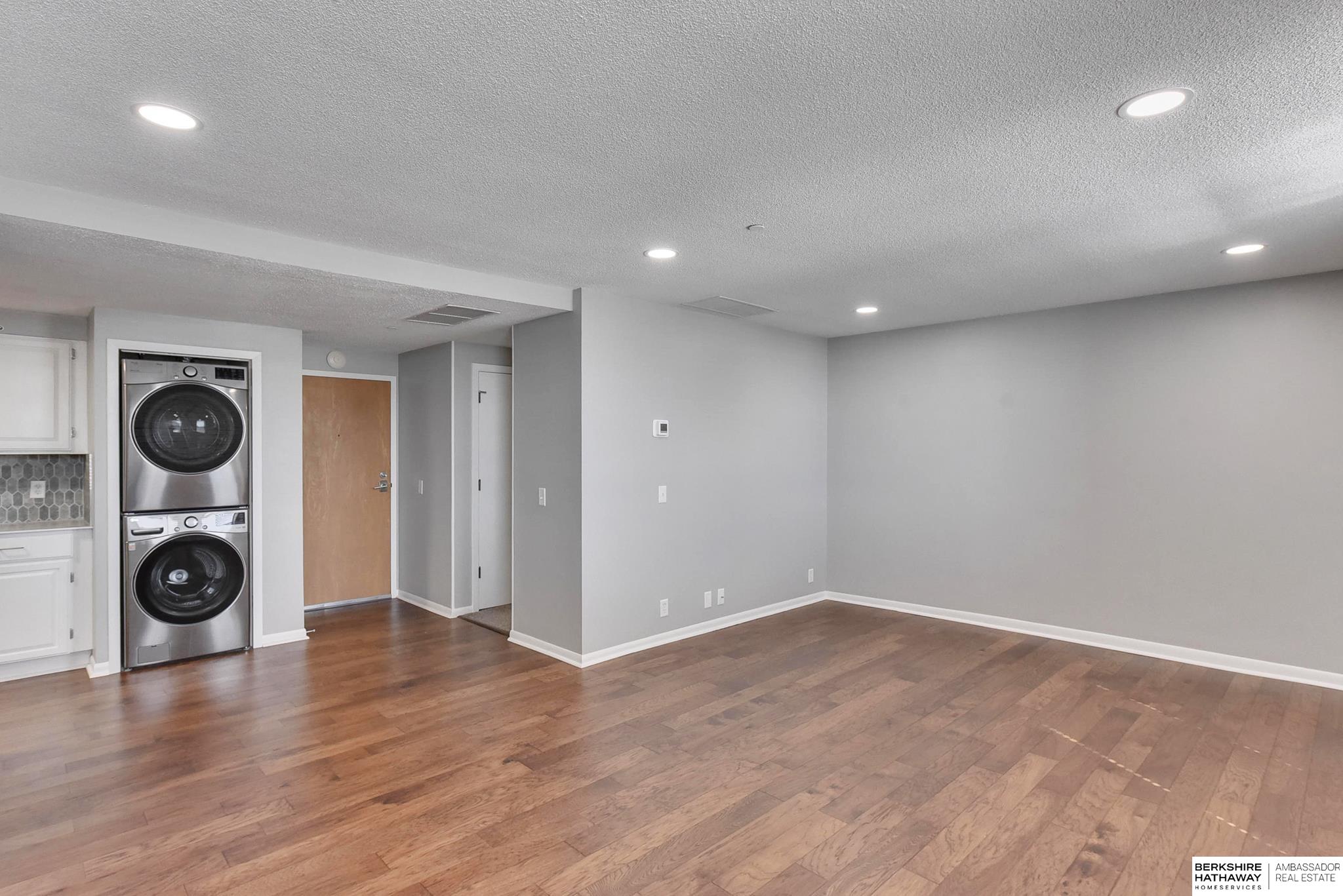 Omaha, Nebraska 68102, United States, 2 Bedrooms Bedrooms, ,2 BathroomsBathrooms,Residential,Active,54427