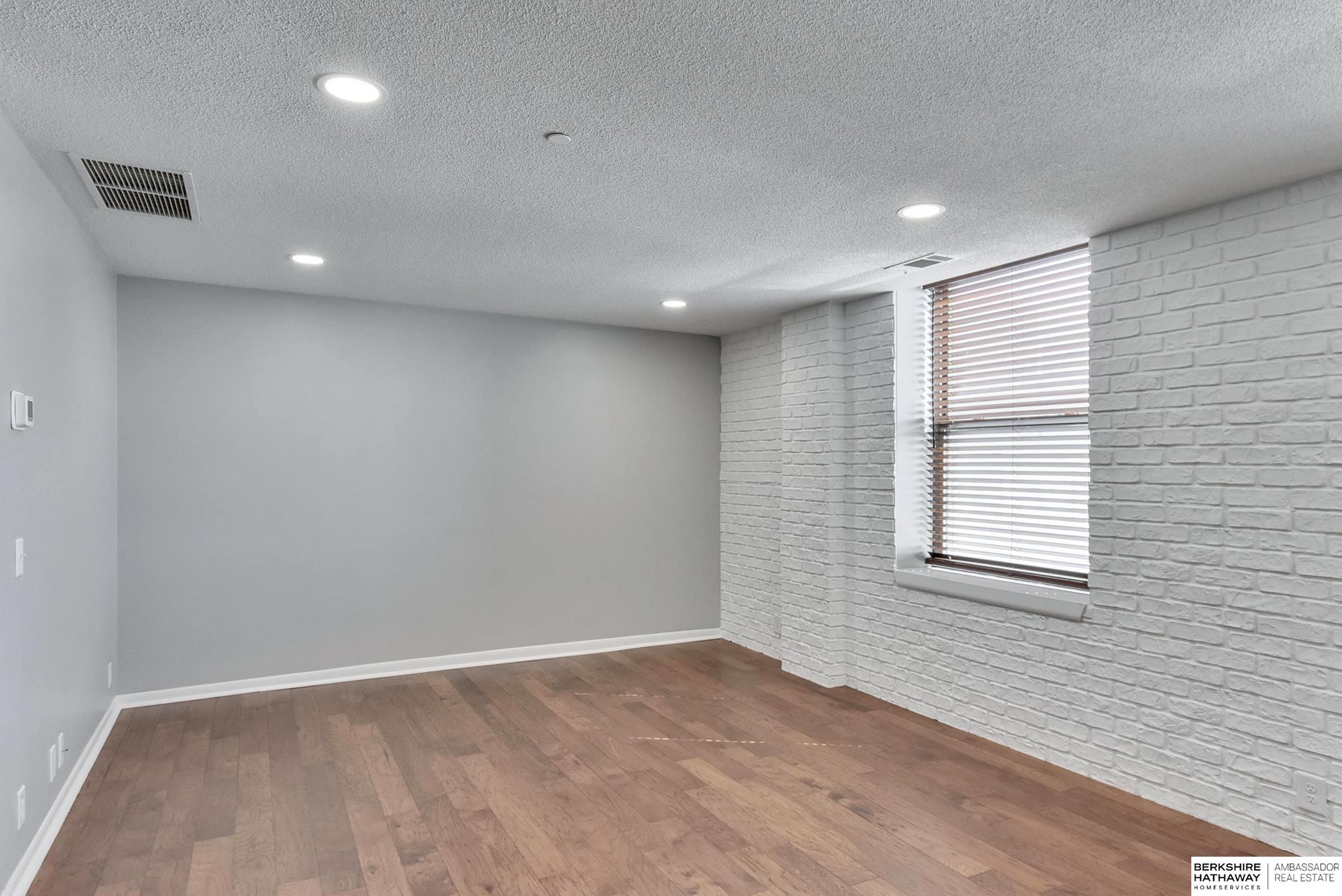 Omaha, Nebraska 68102, United States, 2 Bedrooms Bedrooms, ,2 BathroomsBathrooms,Residential,Active,54427