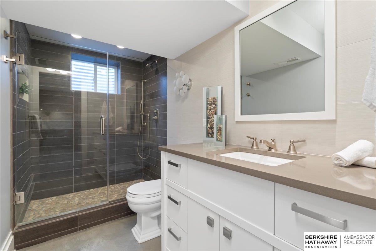 Omaha, Nebraska 68124, United States, 3 Bedrooms Bedrooms, ,4 BathroomsBathrooms,Residential,Active,98917