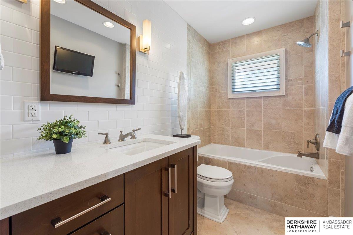 Omaha, Nebraska 68124, United States, 3 Bedrooms Bedrooms, ,4 BathroomsBathrooms,Residential,Active,98917