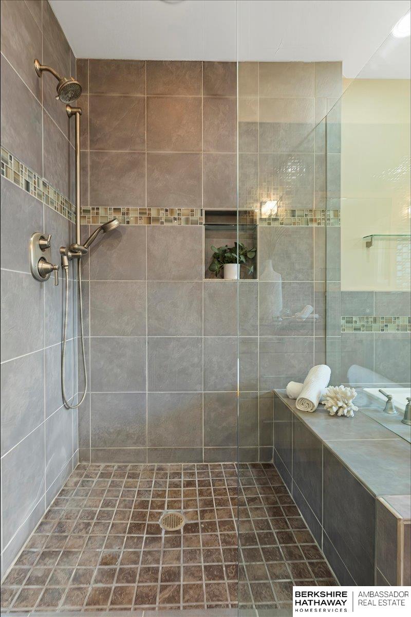 Omaha, Nebraska 68124, United States, 3 Bedrooms Bedrooms, ,4 BathroomsBathrooms,Residential,Active,98917