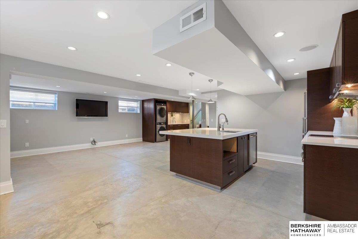 Omaha, Nebraska 68124, United States, 3 Bedrooms Bedrooms, ,4 BathroomsBathrooms,Residential,Active,98917