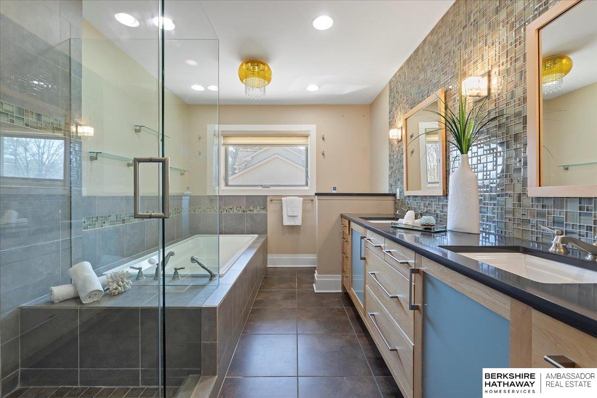 Omaha, Nebraska 68124, United States, 3 Bedrooms Bedrooms, ,4 BathroomsBathrooms,Residential,Active,98917