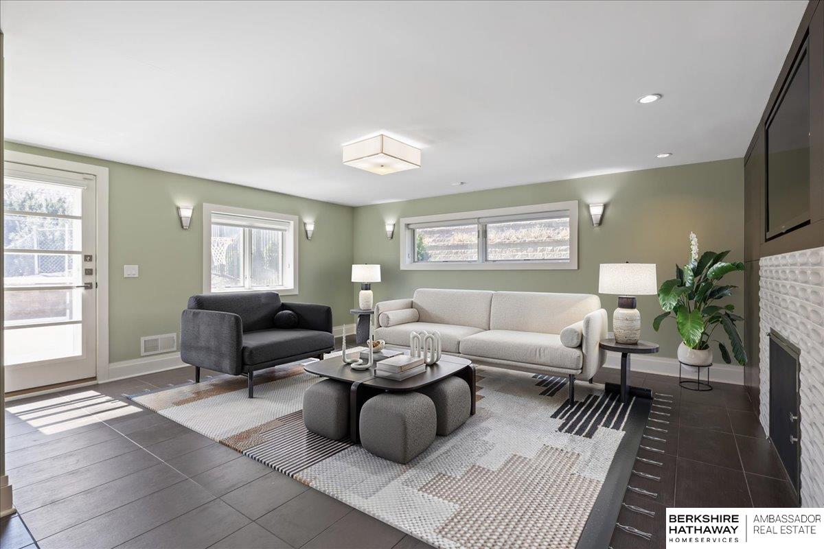 Omaha, Nebraska 68124, United States, 3 Bedrooms Bedrooms, ,4 BathroomsBathrooms,Residential,Active,98917