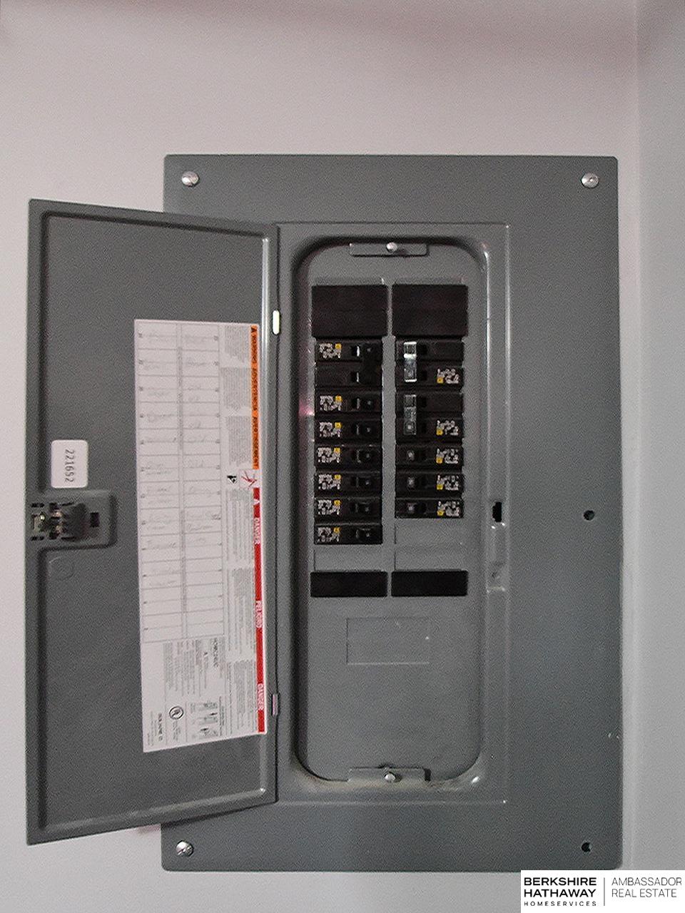 Carter Lake, Iowa 51501, United States, 3 Bedrooms Bedrooms, ,2 BathroomsBathrooms,Residential,Pending,105219