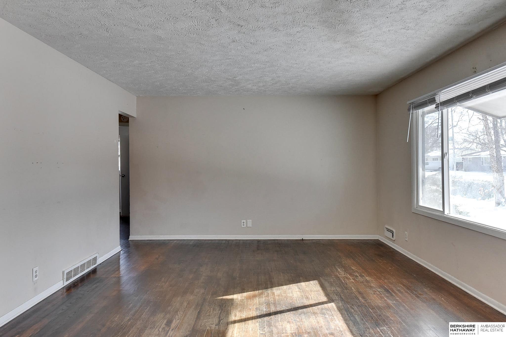 Omaha, Nebraska 68114, United States, 3 Bedrooms Bedrooms, ,1 BathroomBathrooms,Residential,Pending,4365