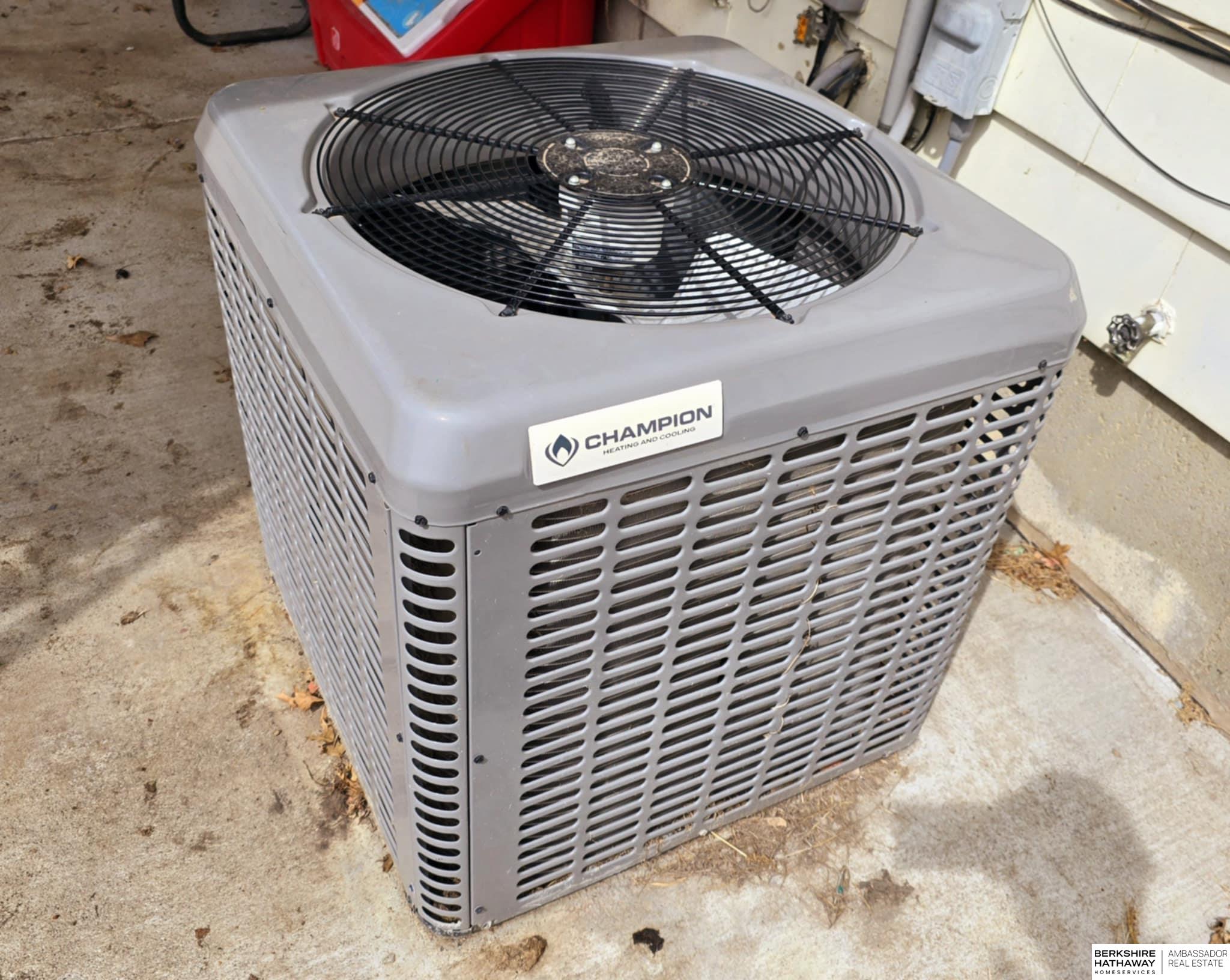 Lincoln, Nebraska 68505, United States, 2 Bedrooms Bedrooms, ,2 BathroomsBathrooms,Residential,Pending,103717