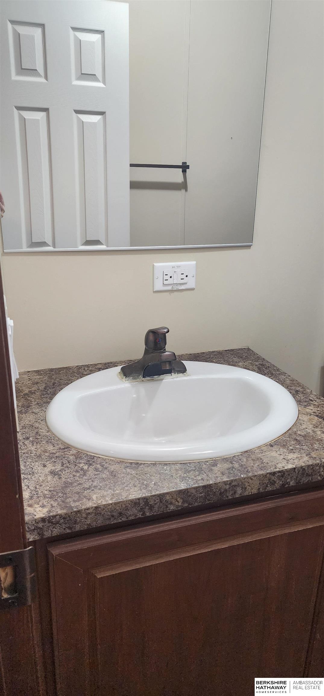 Bellevue, Nebraska 68005, United States, 2 Bedrooms Bedrooms, ,1 BathroomBathrooms,Residential,Pending,6186