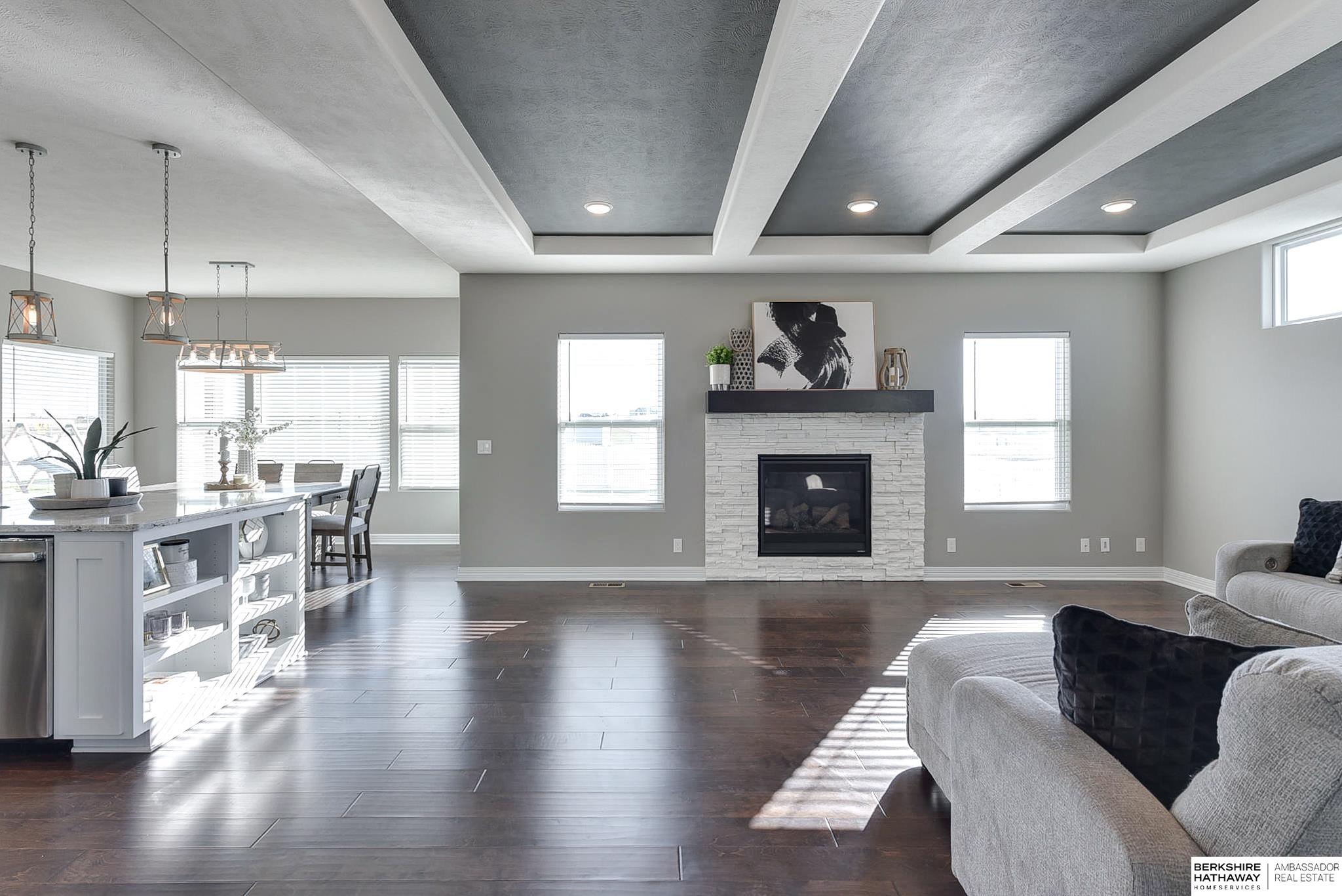 Papillion, Nebraska 68046, United States, 5 Bedrooms Bedrooms, ,4 BathroomsBathrooms,Residential,Pending,22729