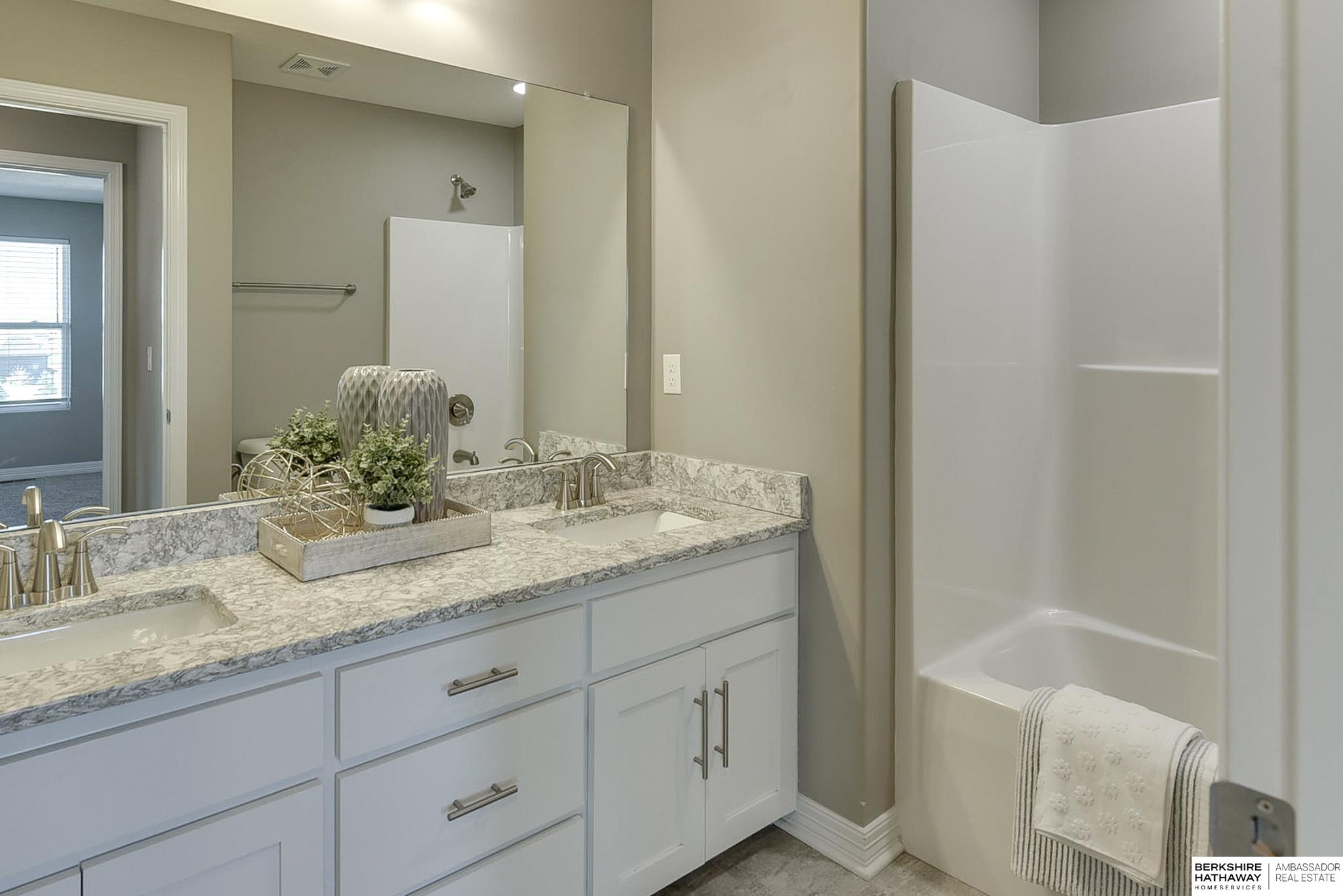 Papillion, Nebraska 68046, United States, 5 Bedrooms Bedrooms, ,4 BathroomsBathrooms,Residential,Pending,22729