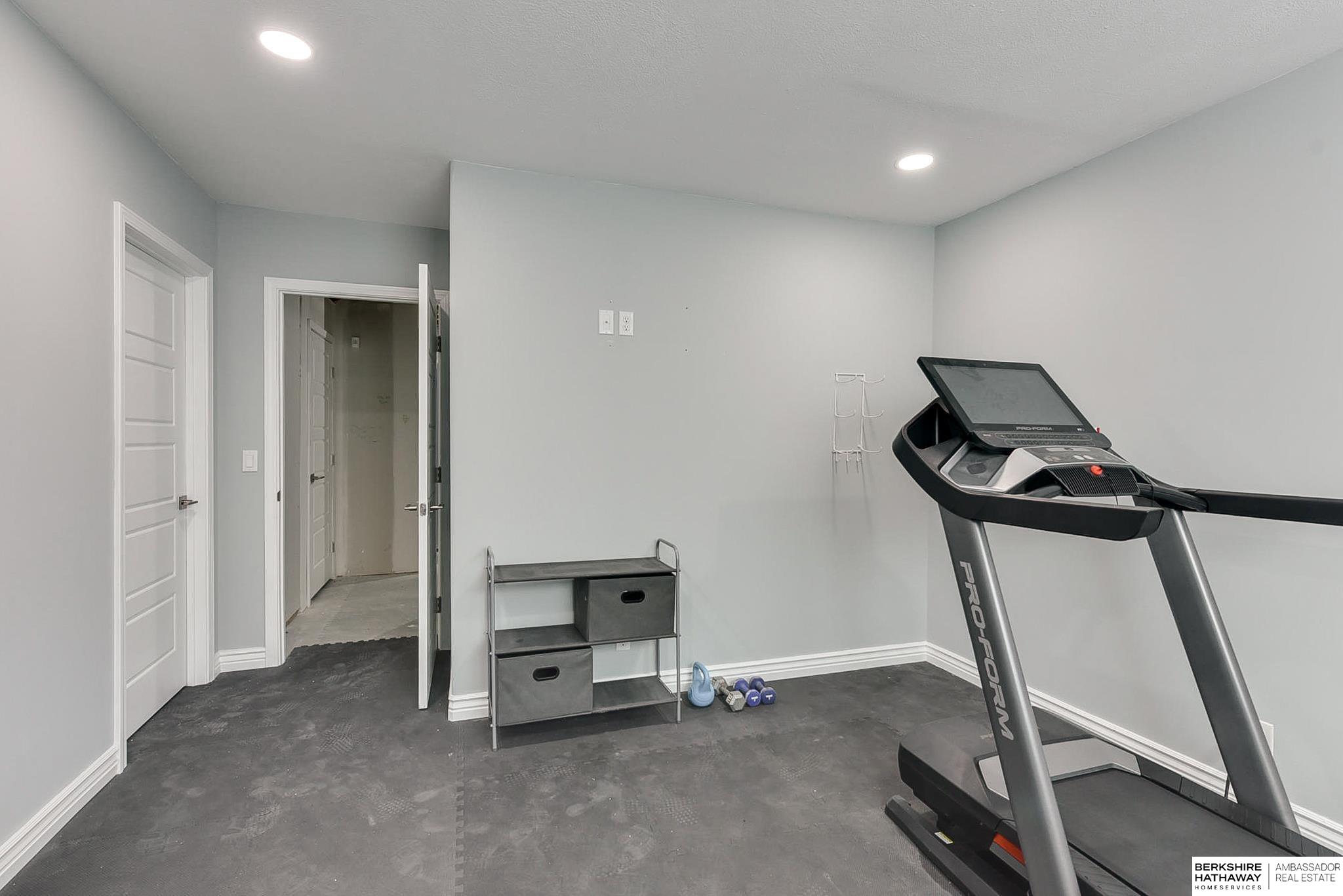 Papillion, Nebraska 68046, United States, 5 Bedrooms Bedrooms, ,4 BathroomsBathrooms,Residential,Pending,22729