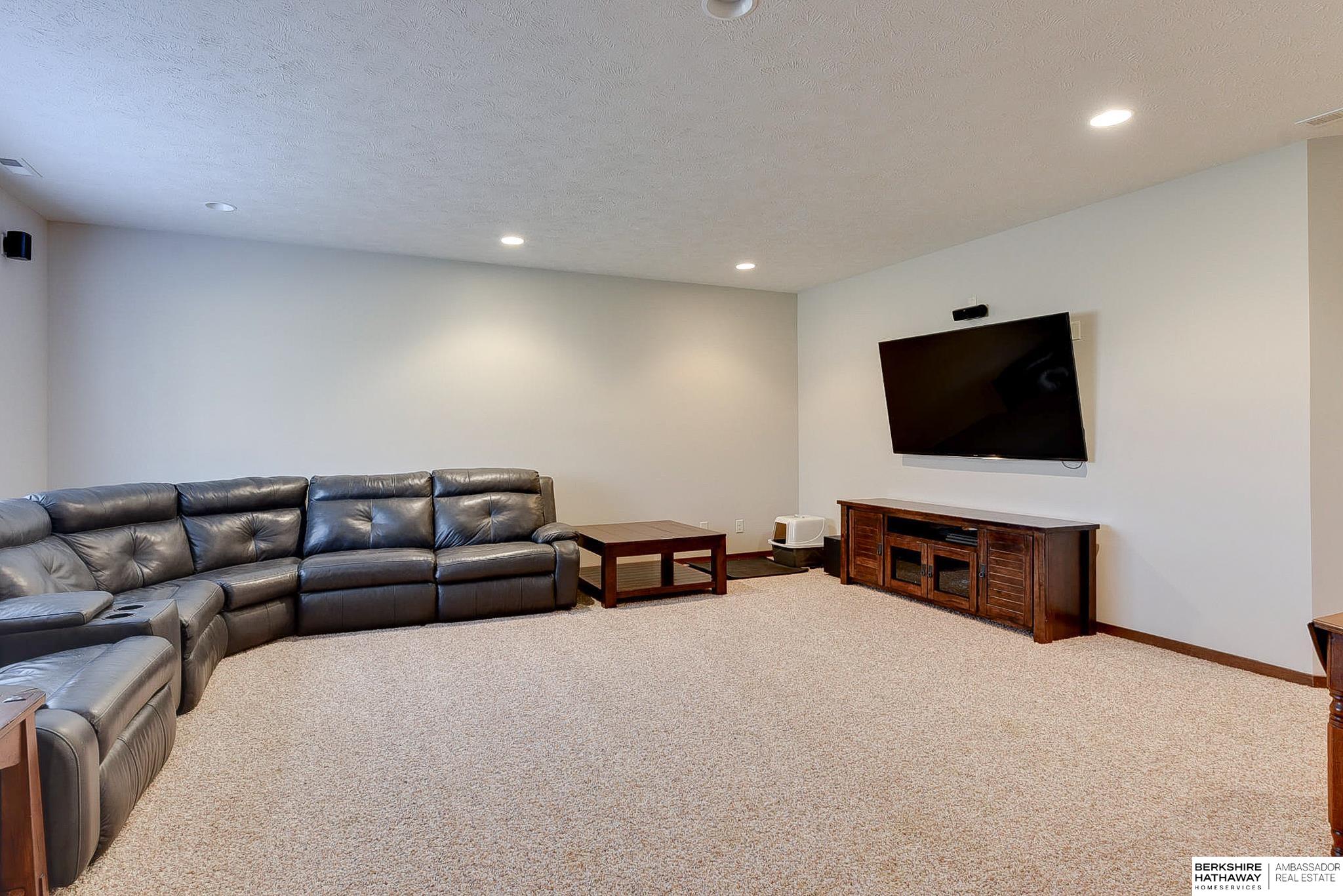 Lincoln, Nebraska 68505, United States, 5 Bedrooms Bedrooms, ,4 BathroomsBathrooms,Residential,Active,97125