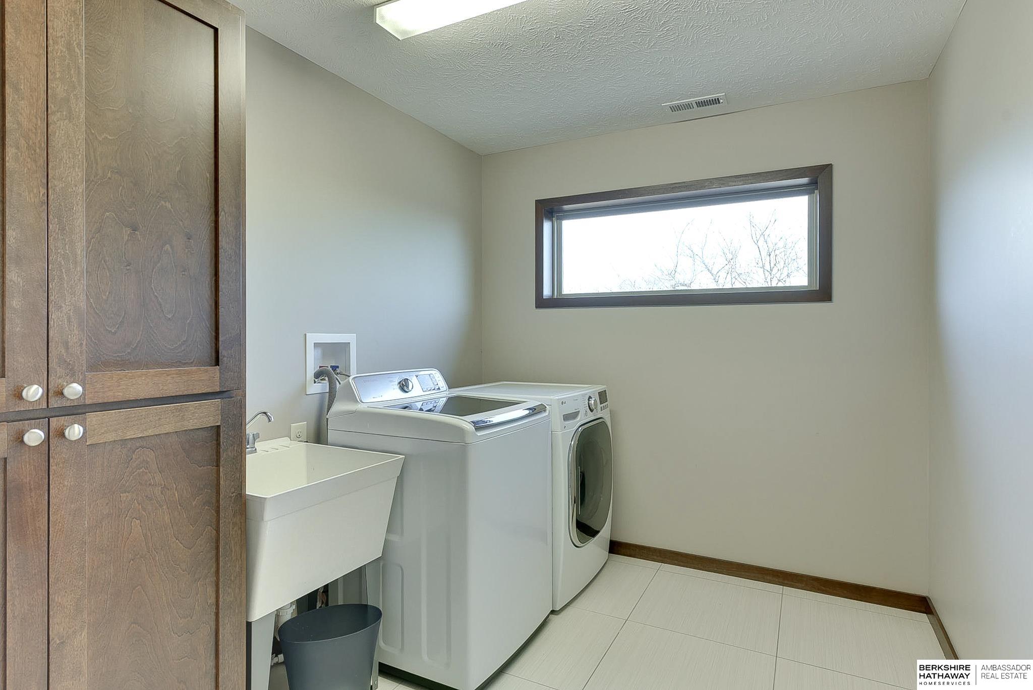 Lincoln, Nebraska 68505, United States, 5 Bedrooms Bedrooms, ,4 BathroomsBathrooms,Residential,Active,97125