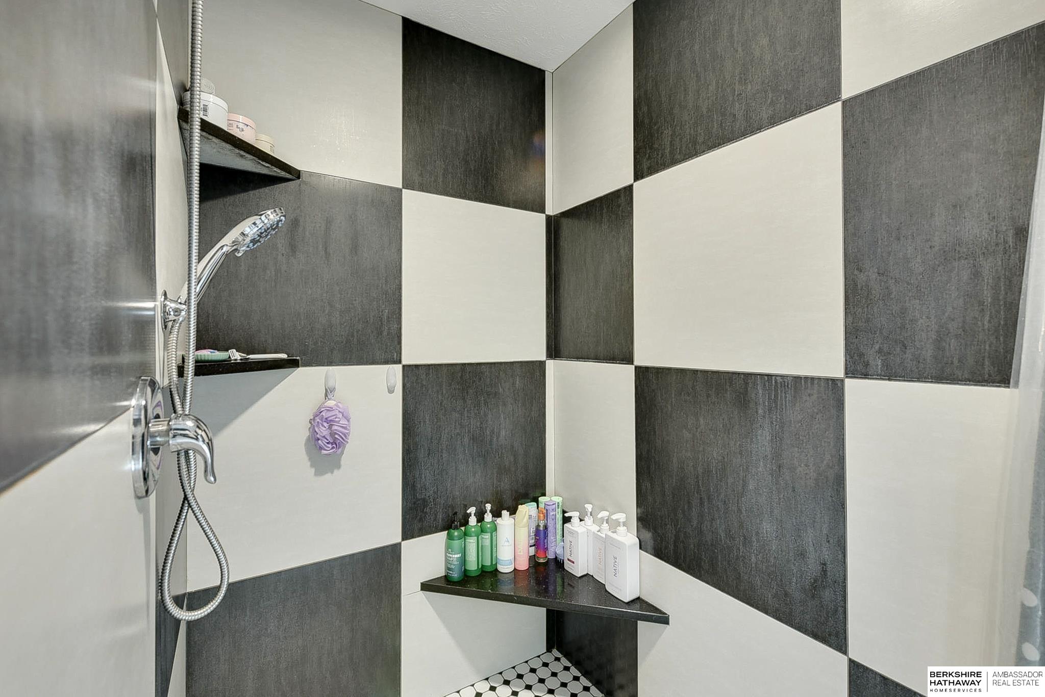 Lincoln, Nebraska 68505, United States, 5 Bedrooms Bedrooms, ,4 BathroomsBathrooms,Residential,Active,97125