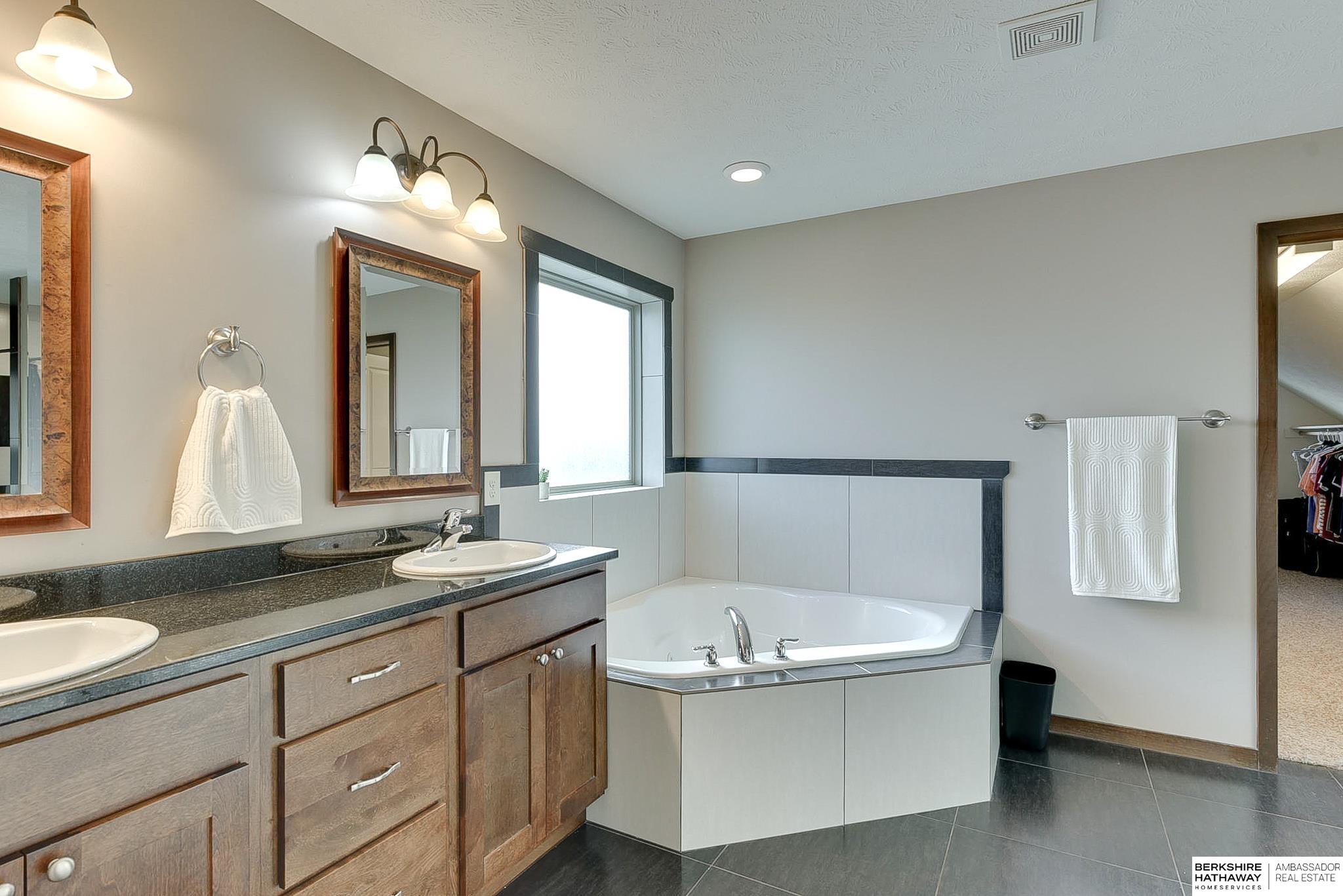 Lincoln, Nebraska 68505, United States, 5 Bedrooms Bedrooms, ,4 BathroomsBathrooms,Residential,Active,97125