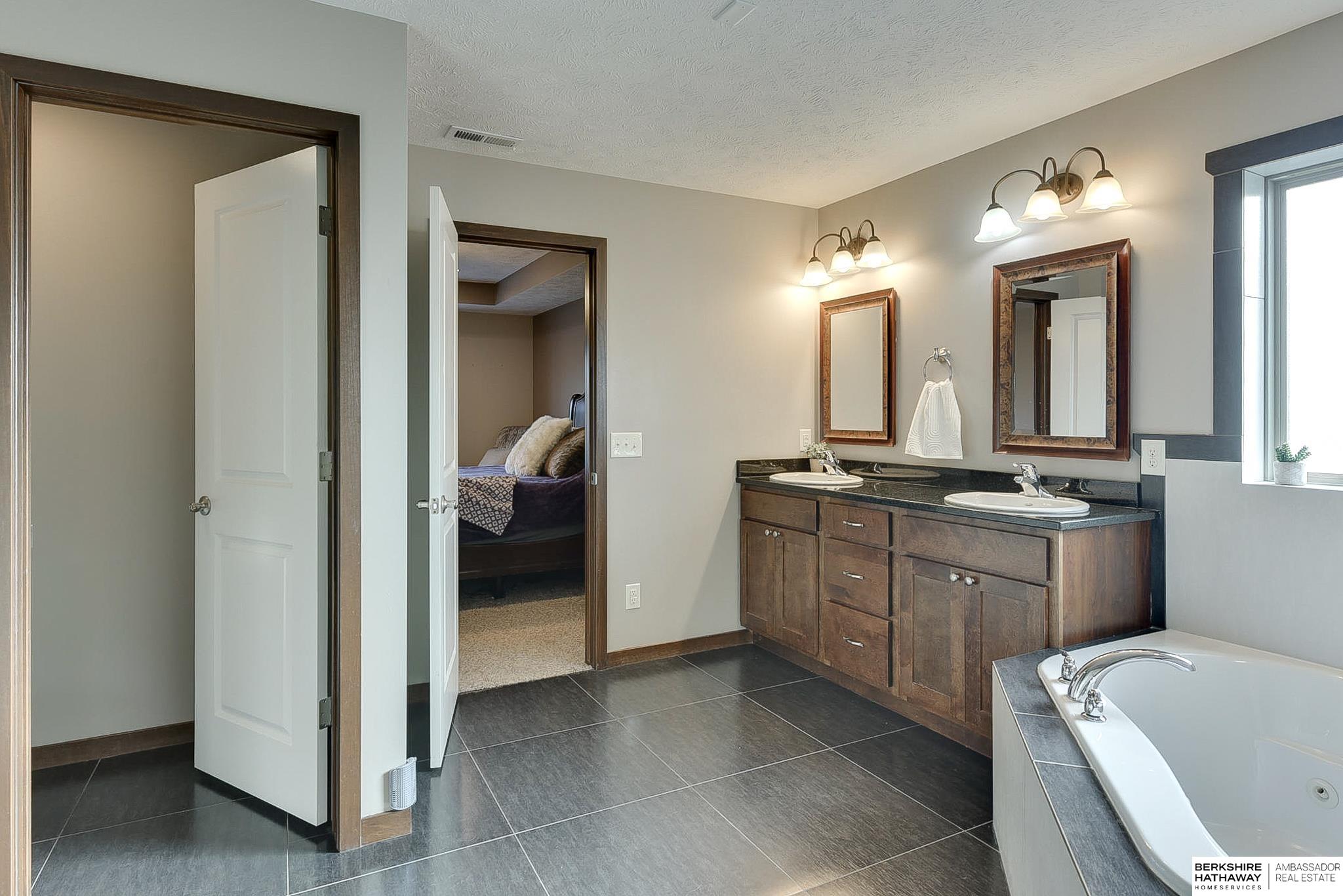 Lincoln, Nebraska 68505, United States, 5 Bedrooms Bedrooms, ,4 BathroomsBathrooms,Residential,Active,97125